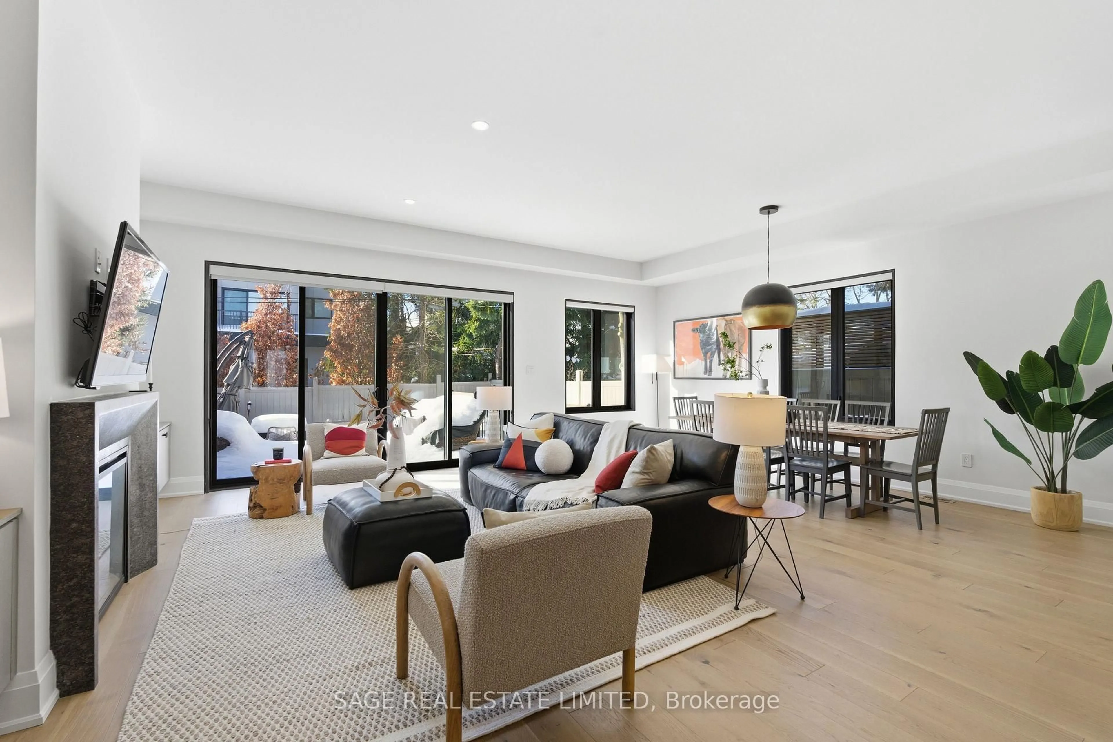 Living room with furniture, unknown for 10 Brant Ave, Mississauga Ontario L5G 3N8