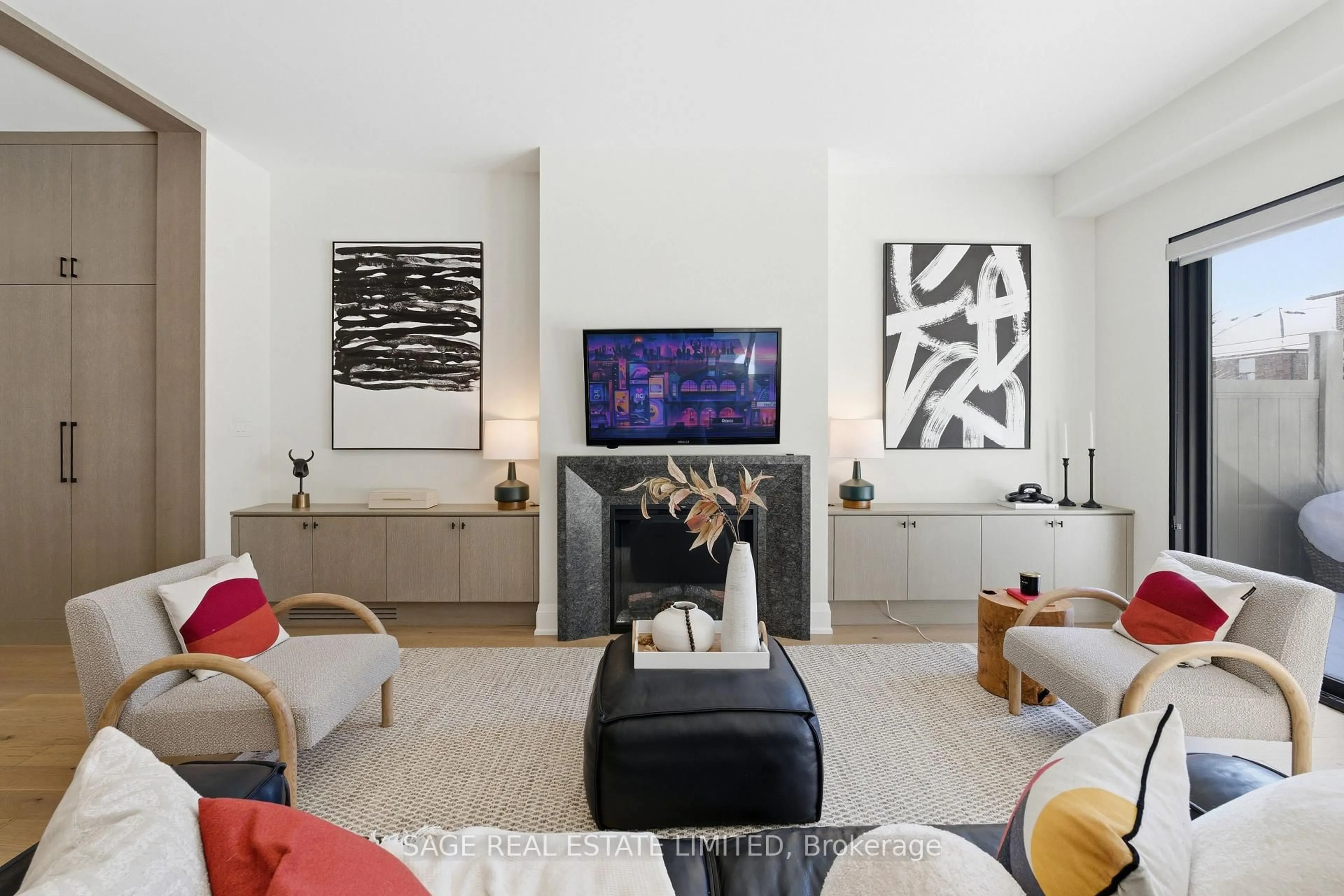 Living room with furniture, unknown for 10 Brant Ave, Mississauga Ontario L5G 3N8