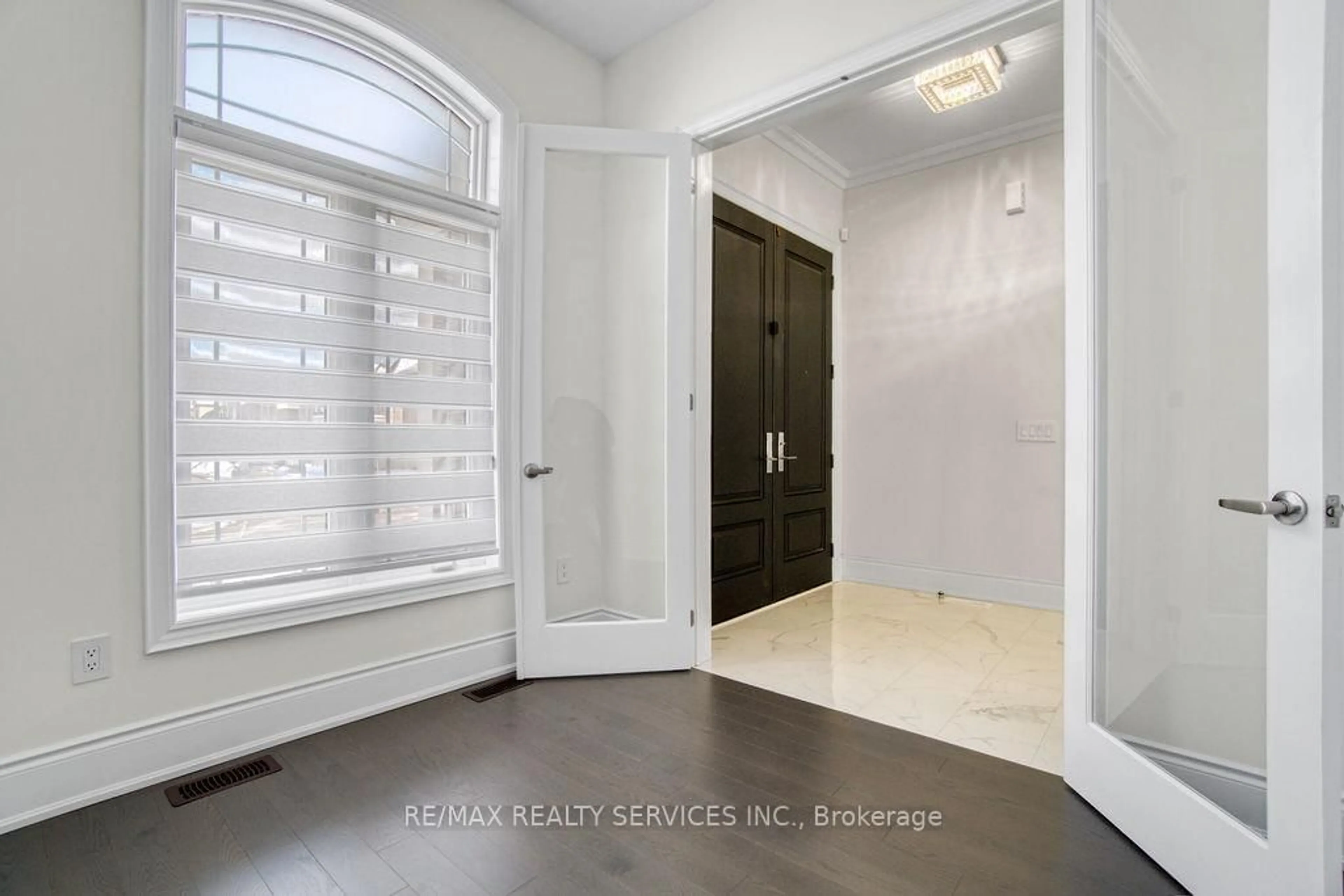 Indoor entryway for 1252 Queens Plate Rd, Oakville Ontario L6M 5M2