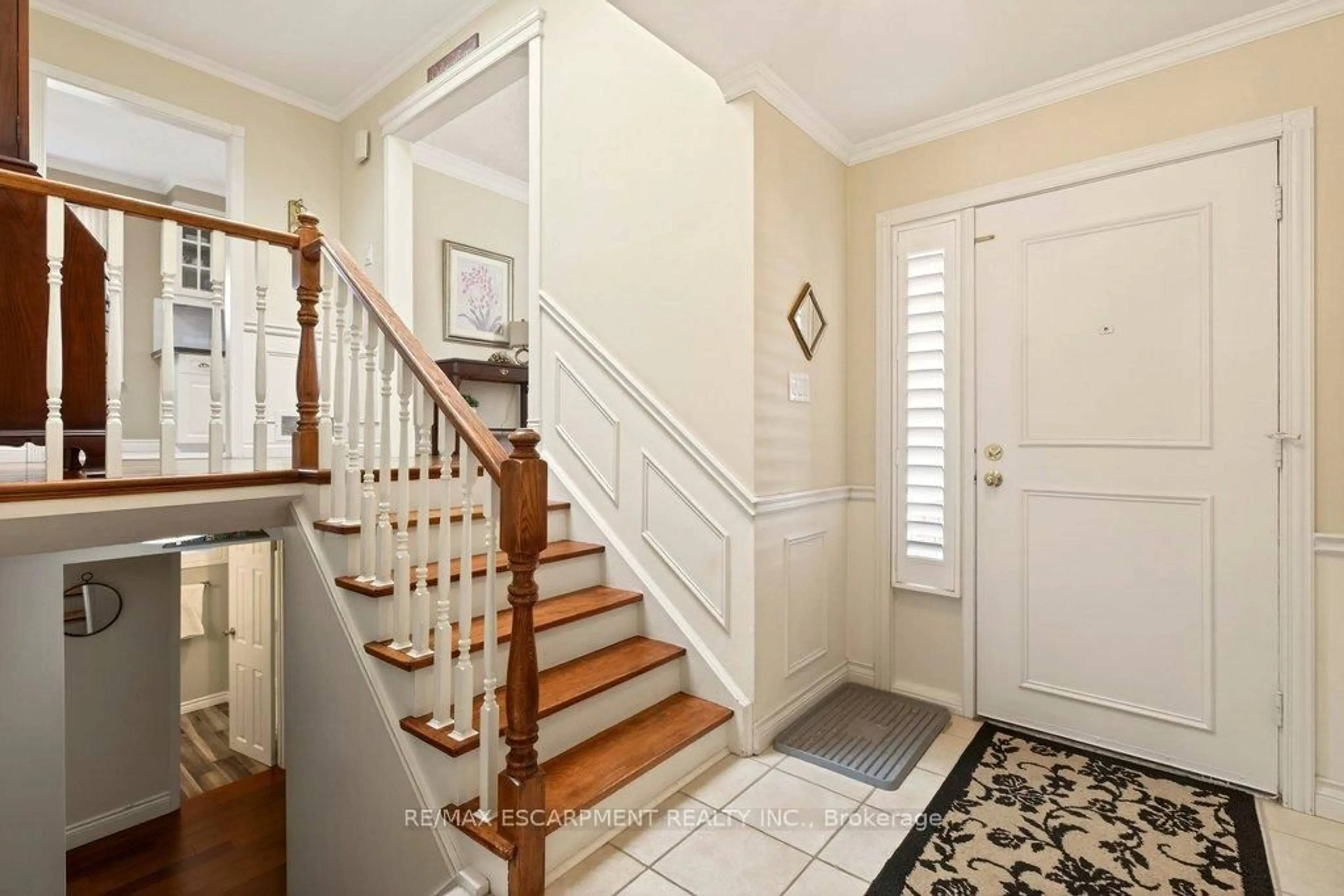Indoor entryway for 4017 Kingston Crt, Burlington Ontario L7L 4Y4