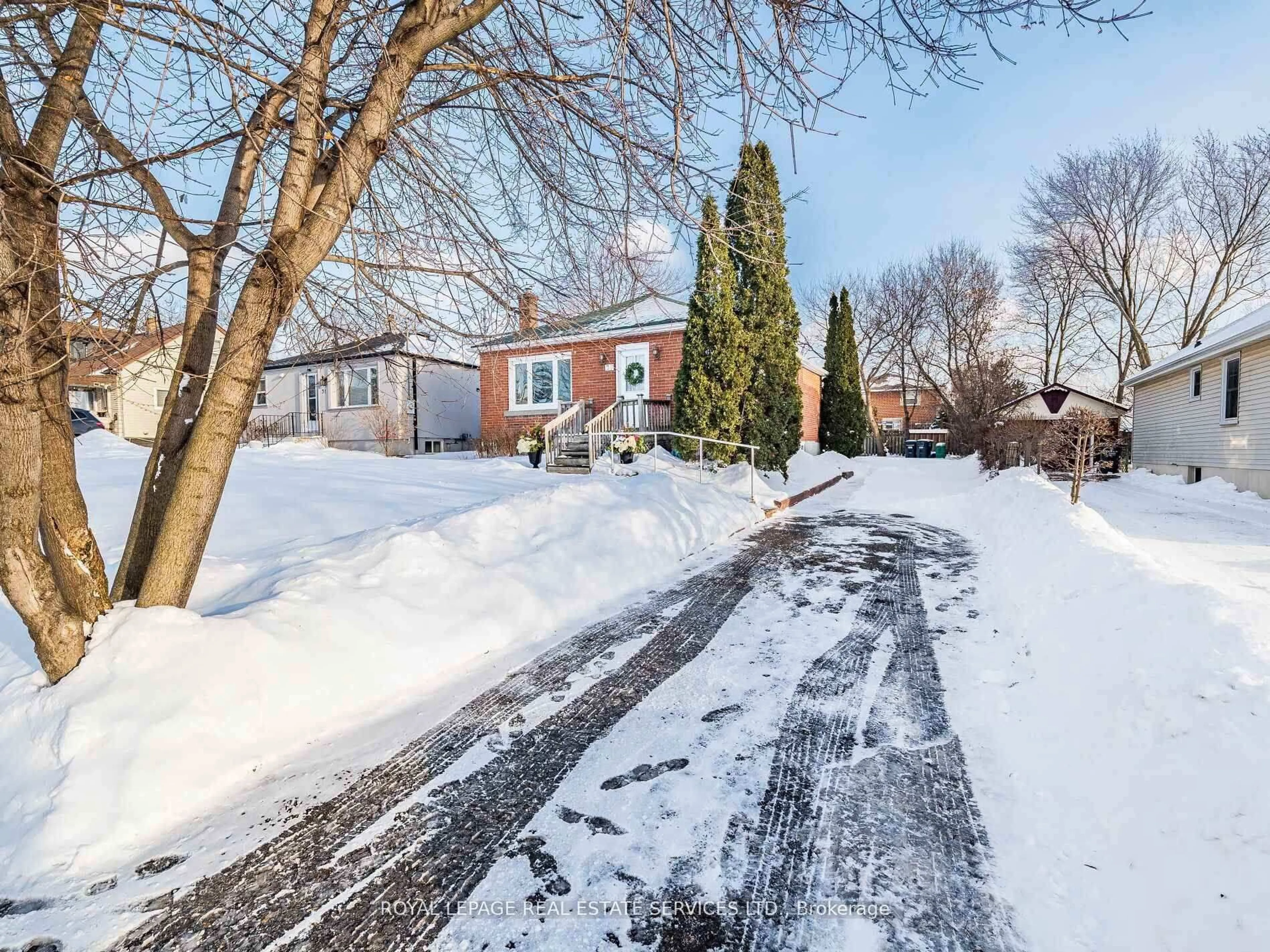 A pic from outside/outdoor area/front of a property/back of a property/a pic from drone, street for 29 Woodward Ave, Brampton Ontario L6V 1K2