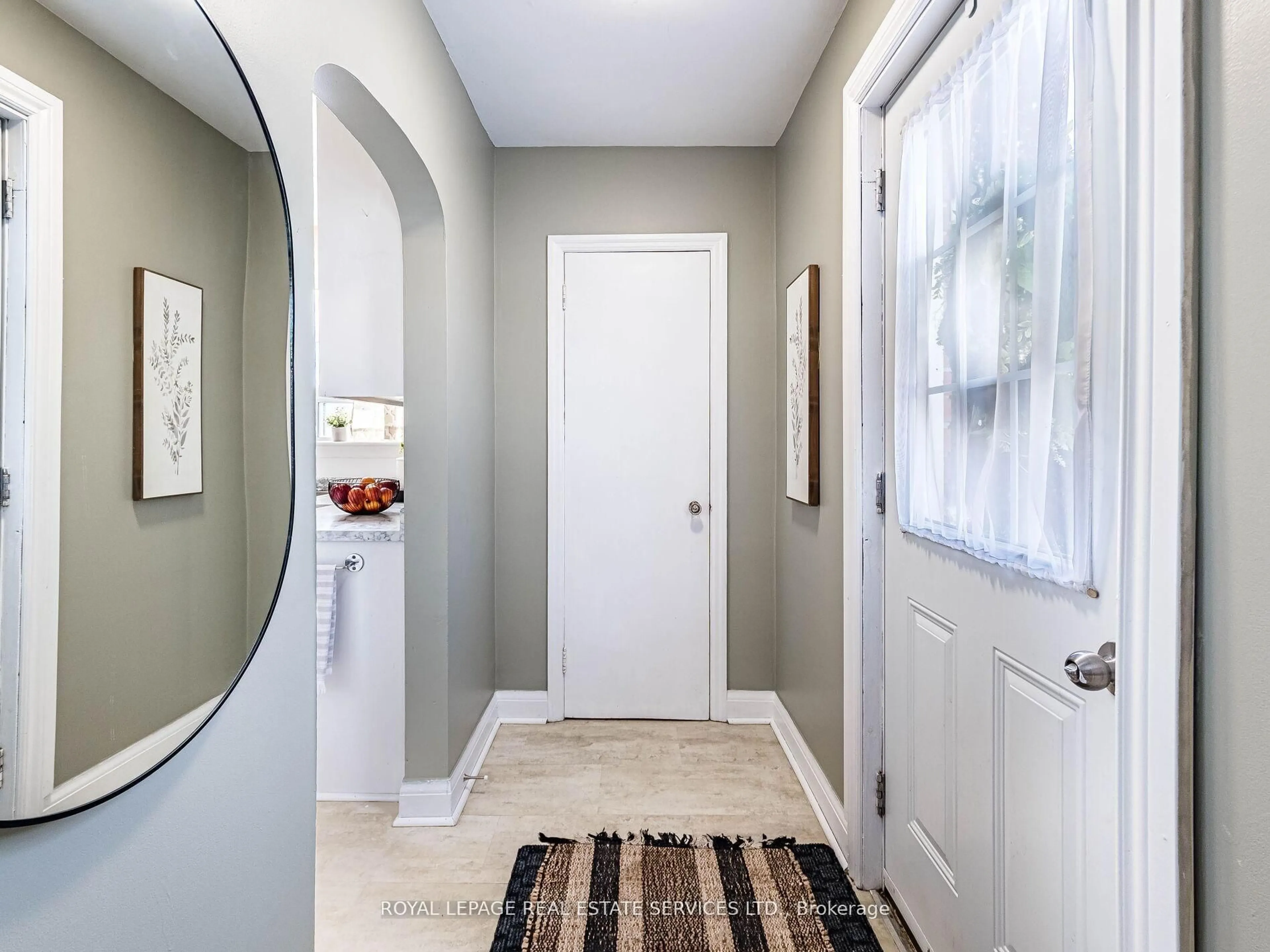 Indoor entryway for 29 Woodward Ave, Brampton Ontario L6V 1K2