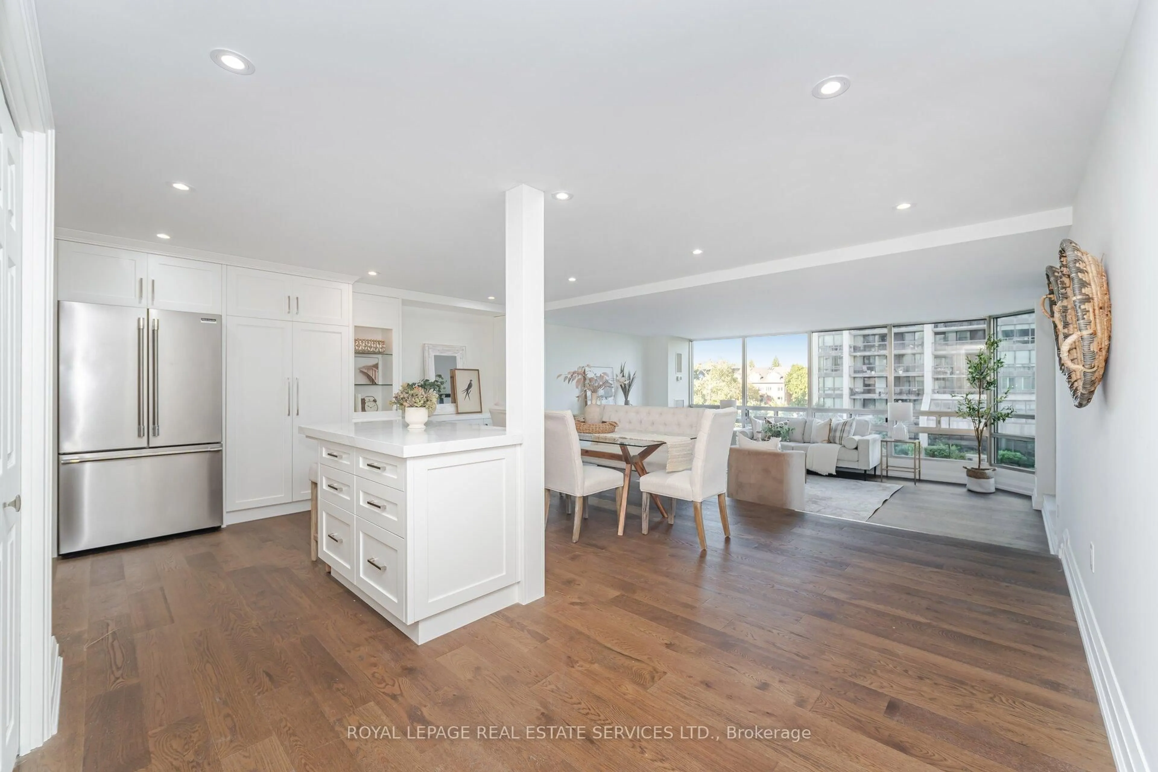 Open concept kitchen, wood/laminate floor for 2180 Marine Dr #306, Oakville Ontario L6L 5V2