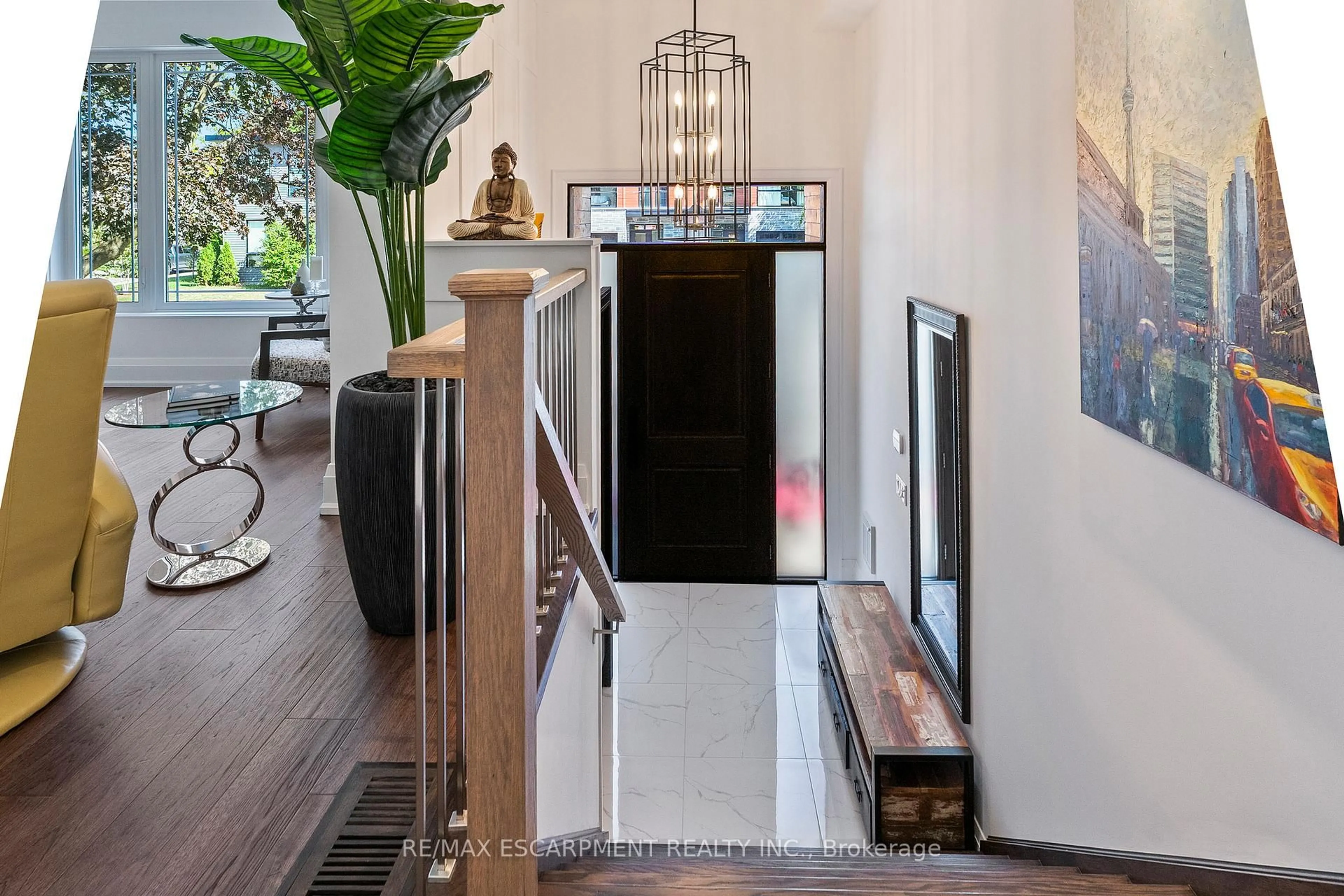 Indoor entryway for 24 Cayuga Ave, Mississauga Ontario L5G 3S7