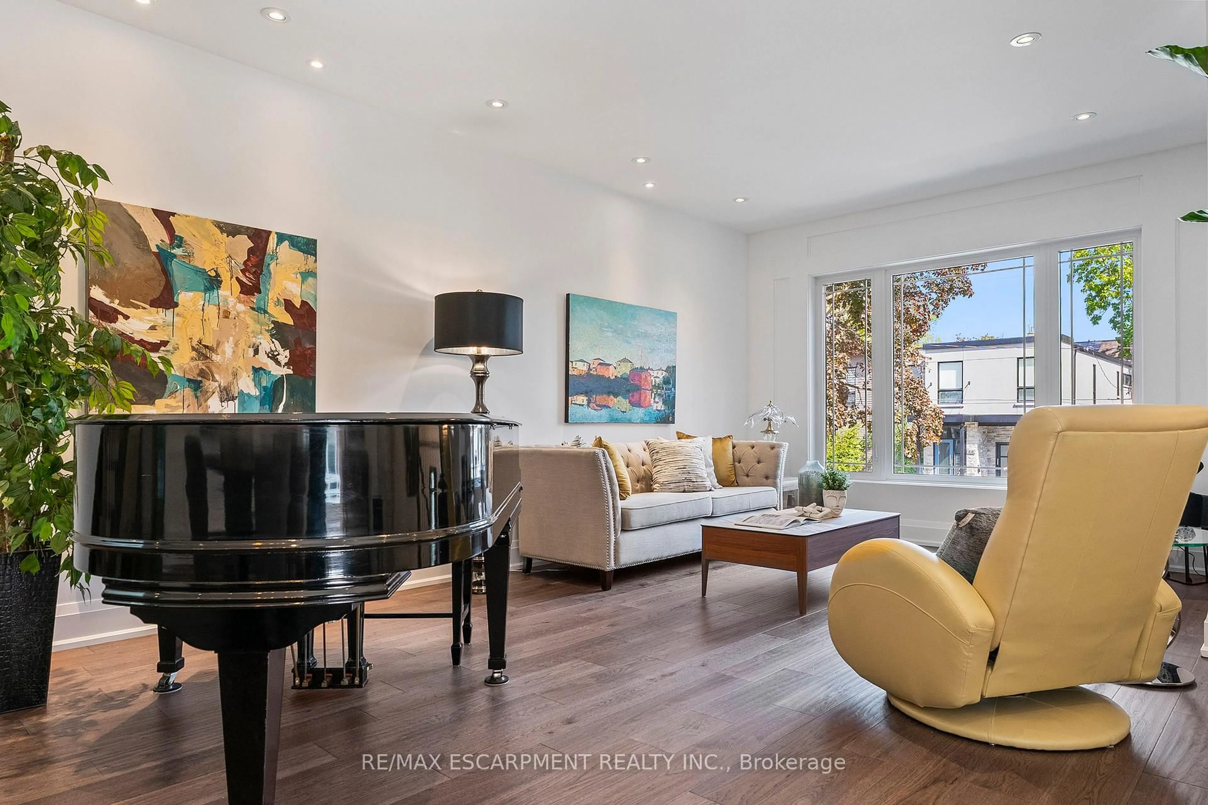 Living room with furniture, unknown for 24 Cayuga Ave, Mississauga Ontario L5G 3S7