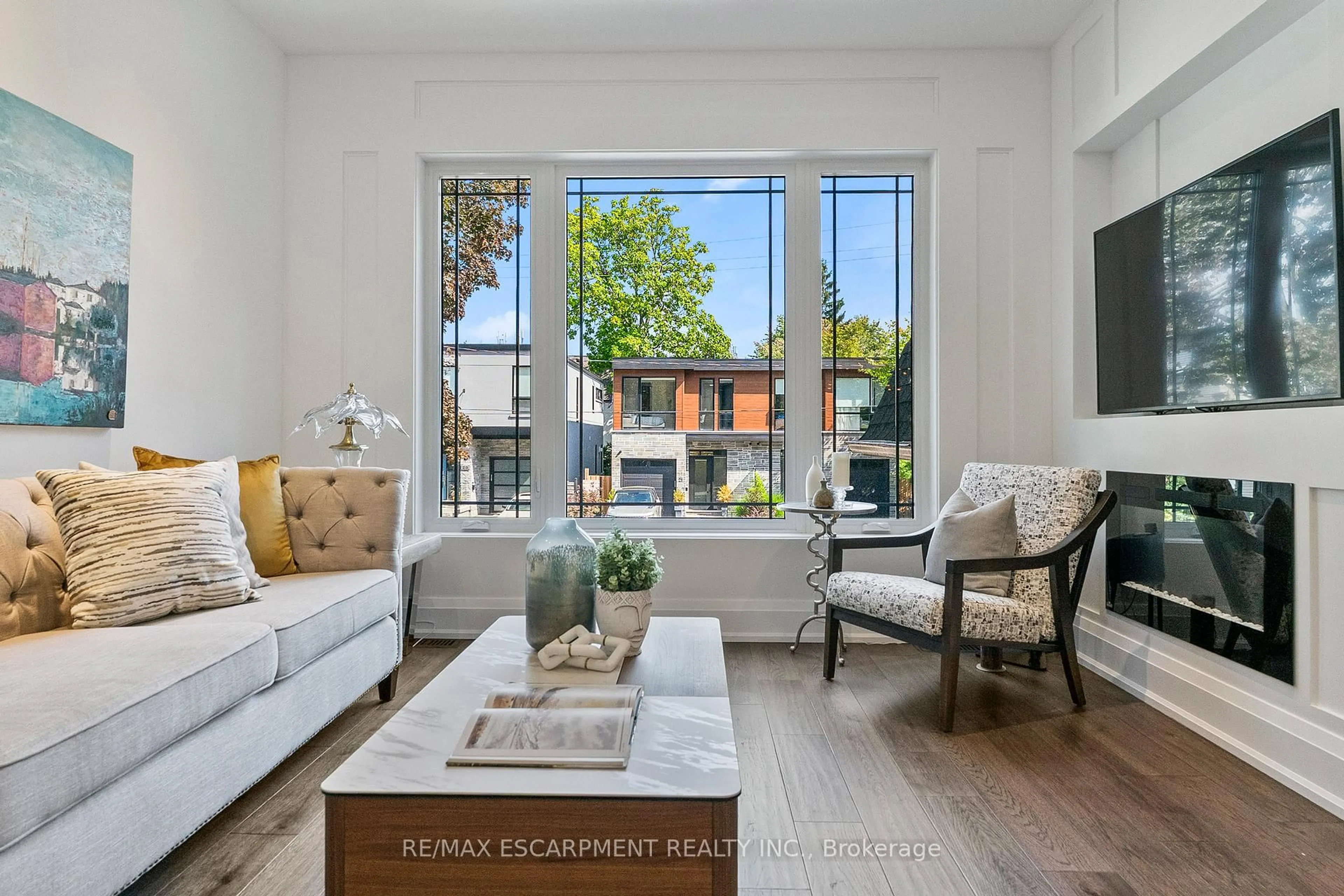 Living room with furniture, unknown for 24 Cayuga Ave, Mississauga Ontario L5G 3S7