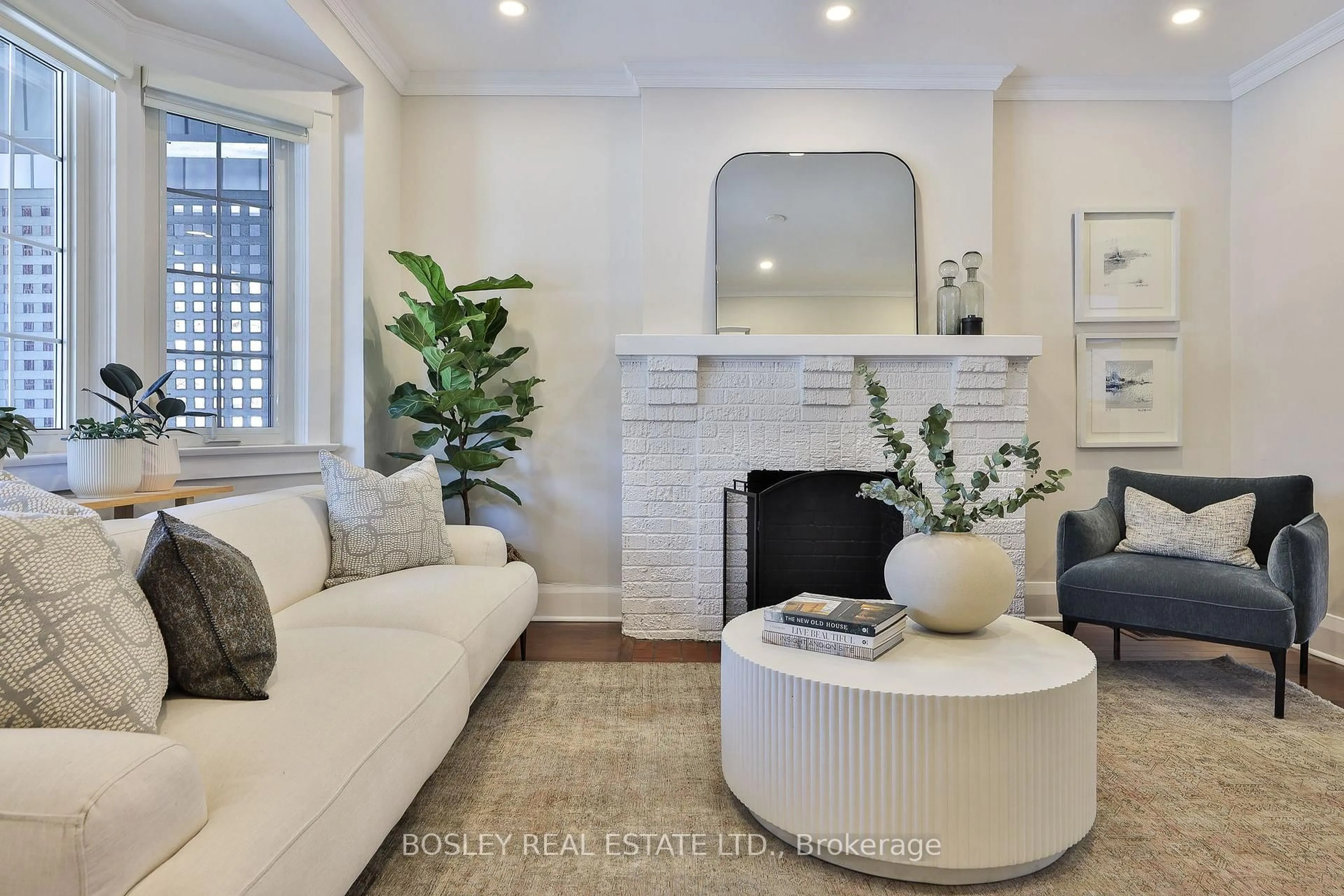 Living room with furniture, unknown for 413 Beresford Ave, Toronto Ontario M6S 3B6