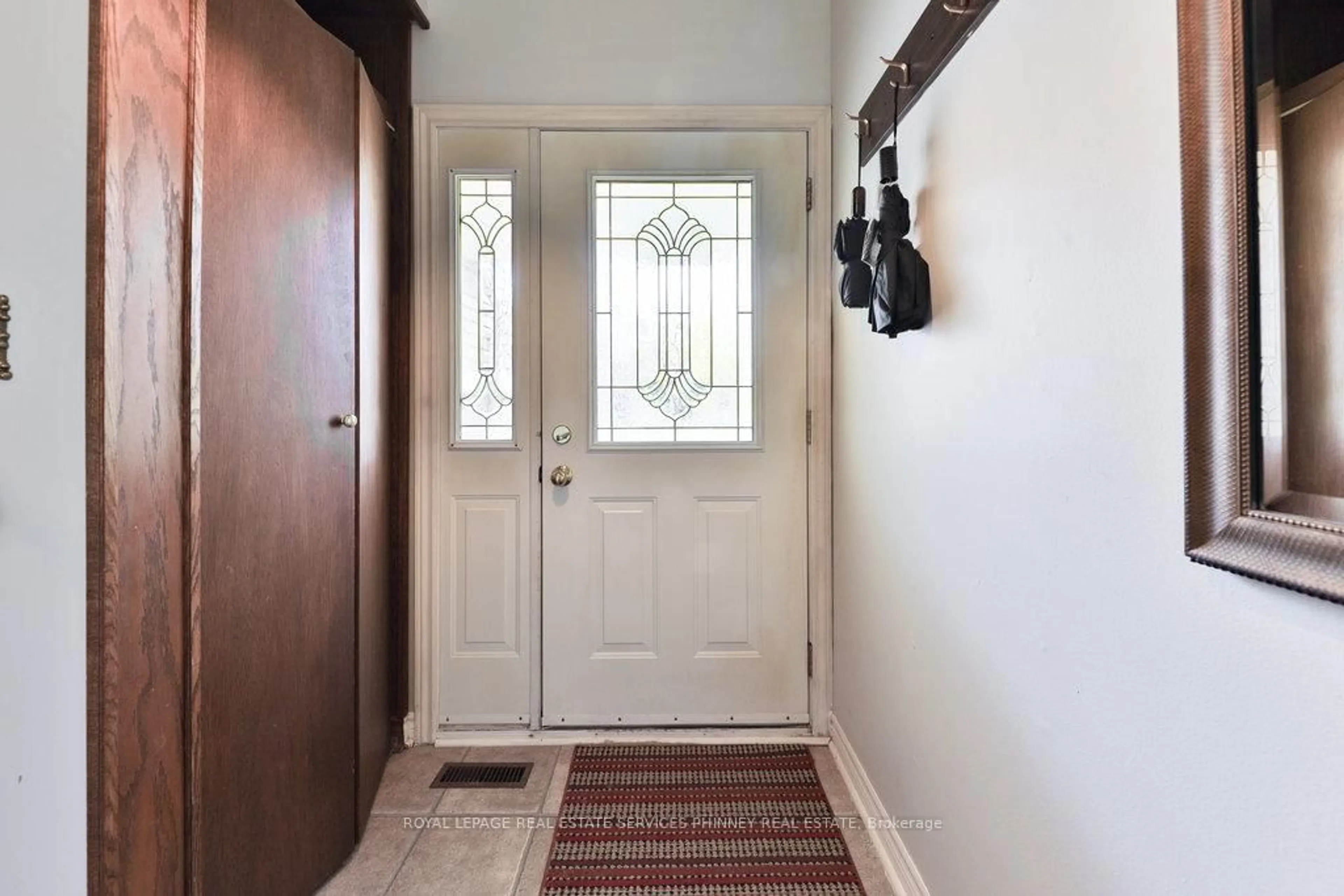 Indoor entryway for 2420 Mainroyal St, Mississauga Ontario L5L 1C9