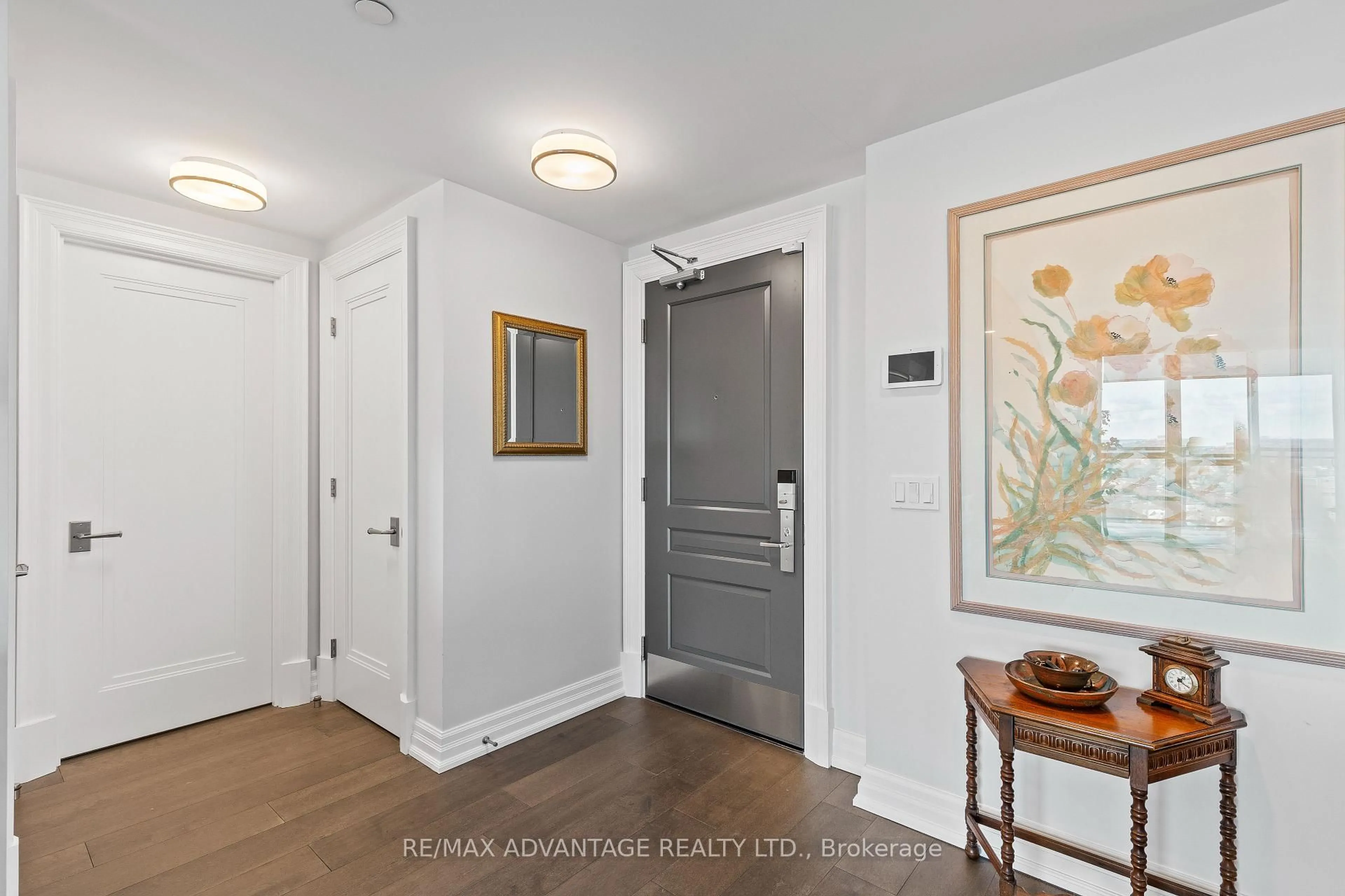 Indoor entryway for 2060 Lakeshore Rd #1902, Burlington Ontario L7R 0G2