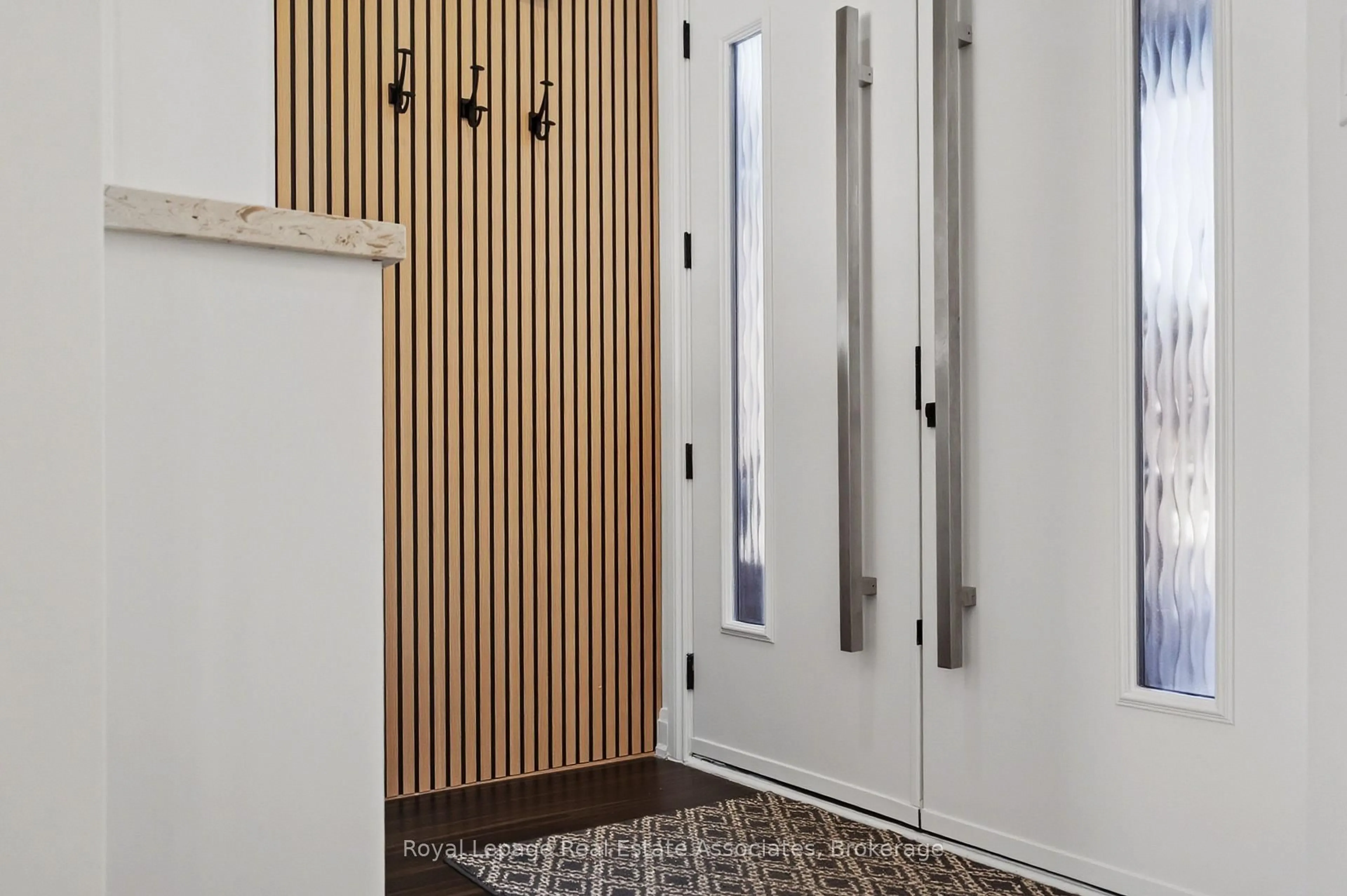 Indoor entryway for 5836 Terrapark Tr, Mississauga Ontario L5M 6S1