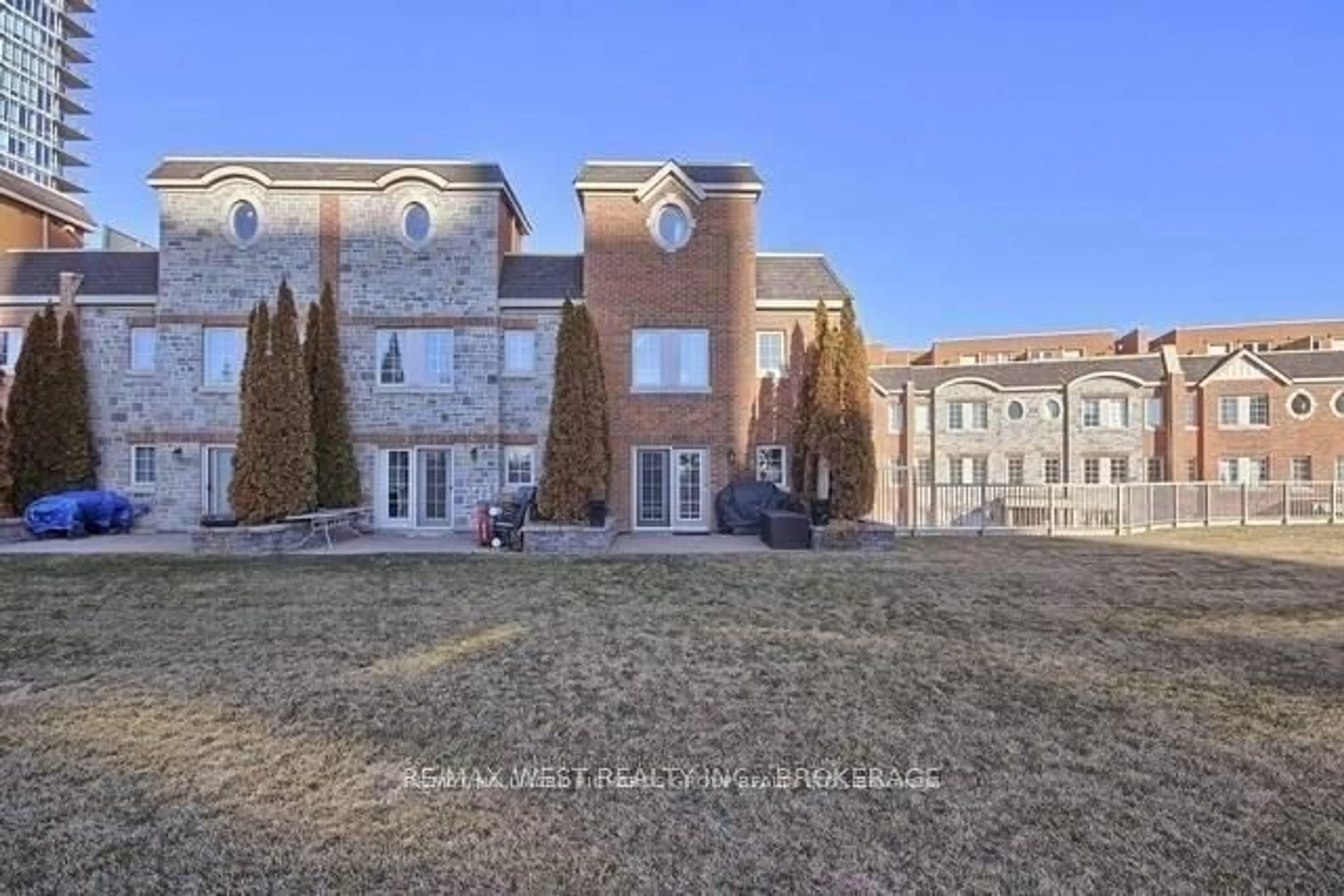 A pic from outside/outdoor area/front of a property/back of a property/a pic from drone, building for 9 Windermere Ave #102, Toronto Ontario M6S 5A4