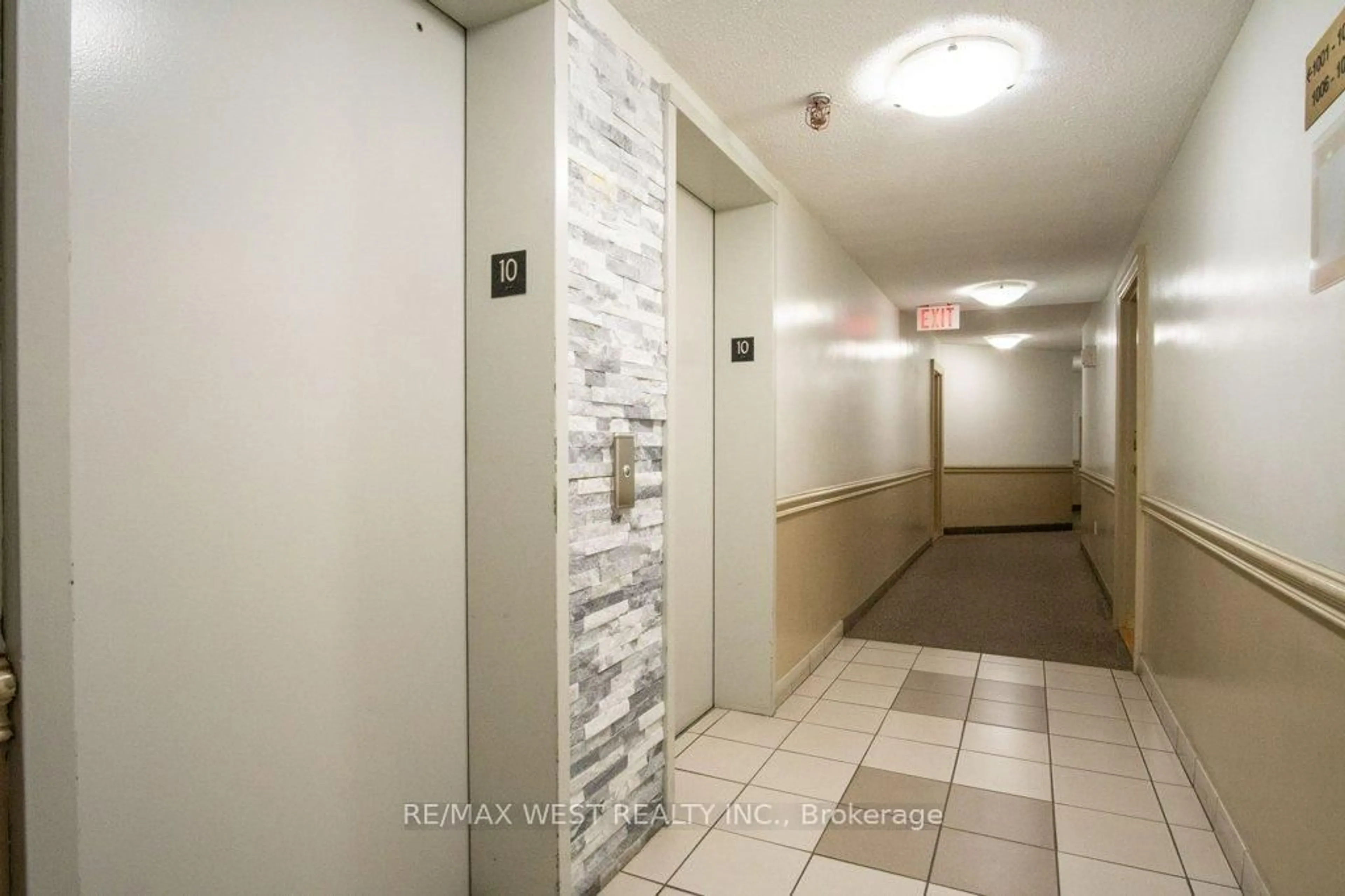 Indoor foyer for 3501 Glen Erin Dr #1001, Mississauga Ontario L5L 2E9