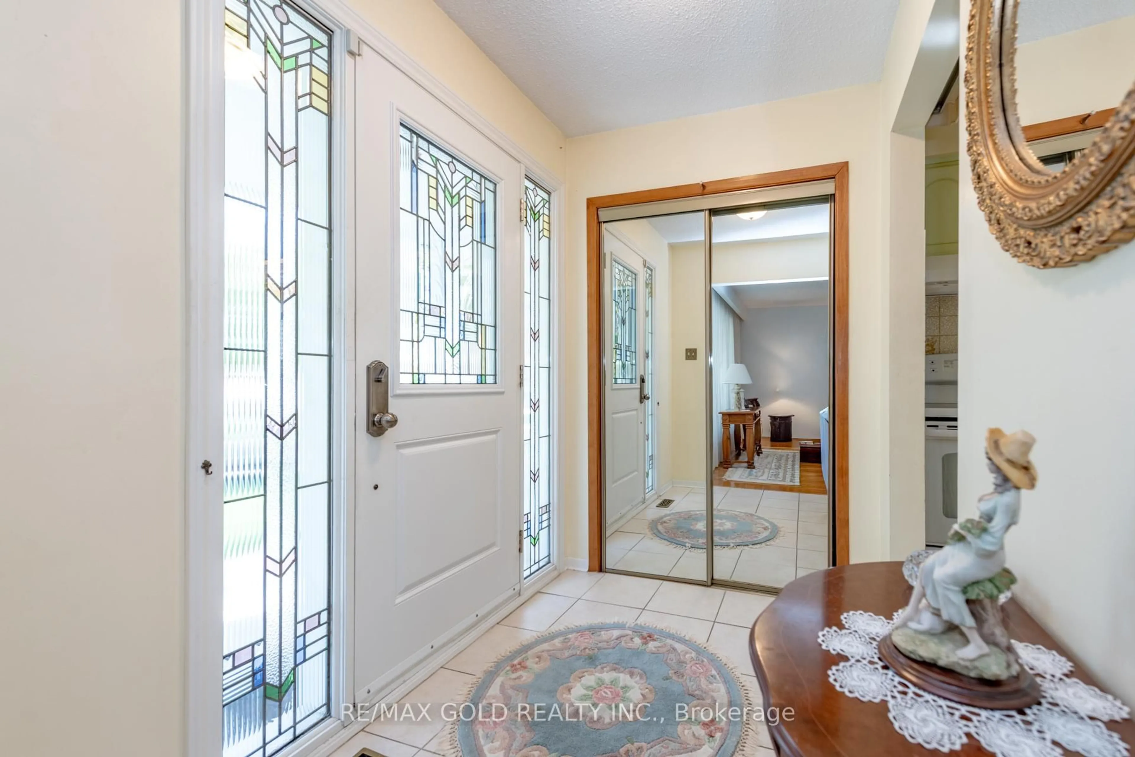 Indoor entryway for 64 Malcolm Cres, Brampton Ontario L6S 3C8