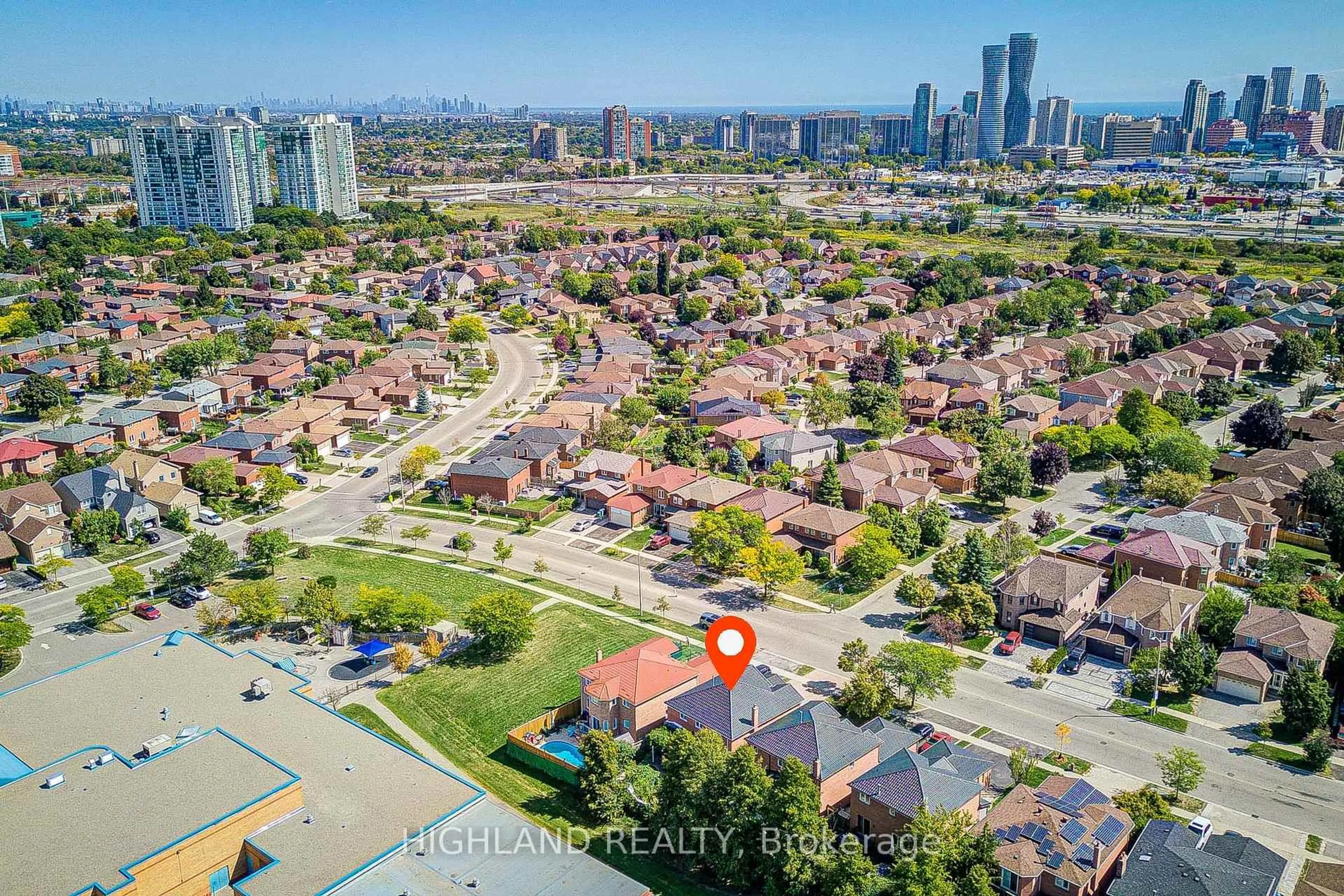 A pic from outside/outdoor area/front of a property/back of a property/a pic from drone, city buildings view from balcony for 257 Huntington Ridge Dr, Mississauga Ontario L5R 1S3