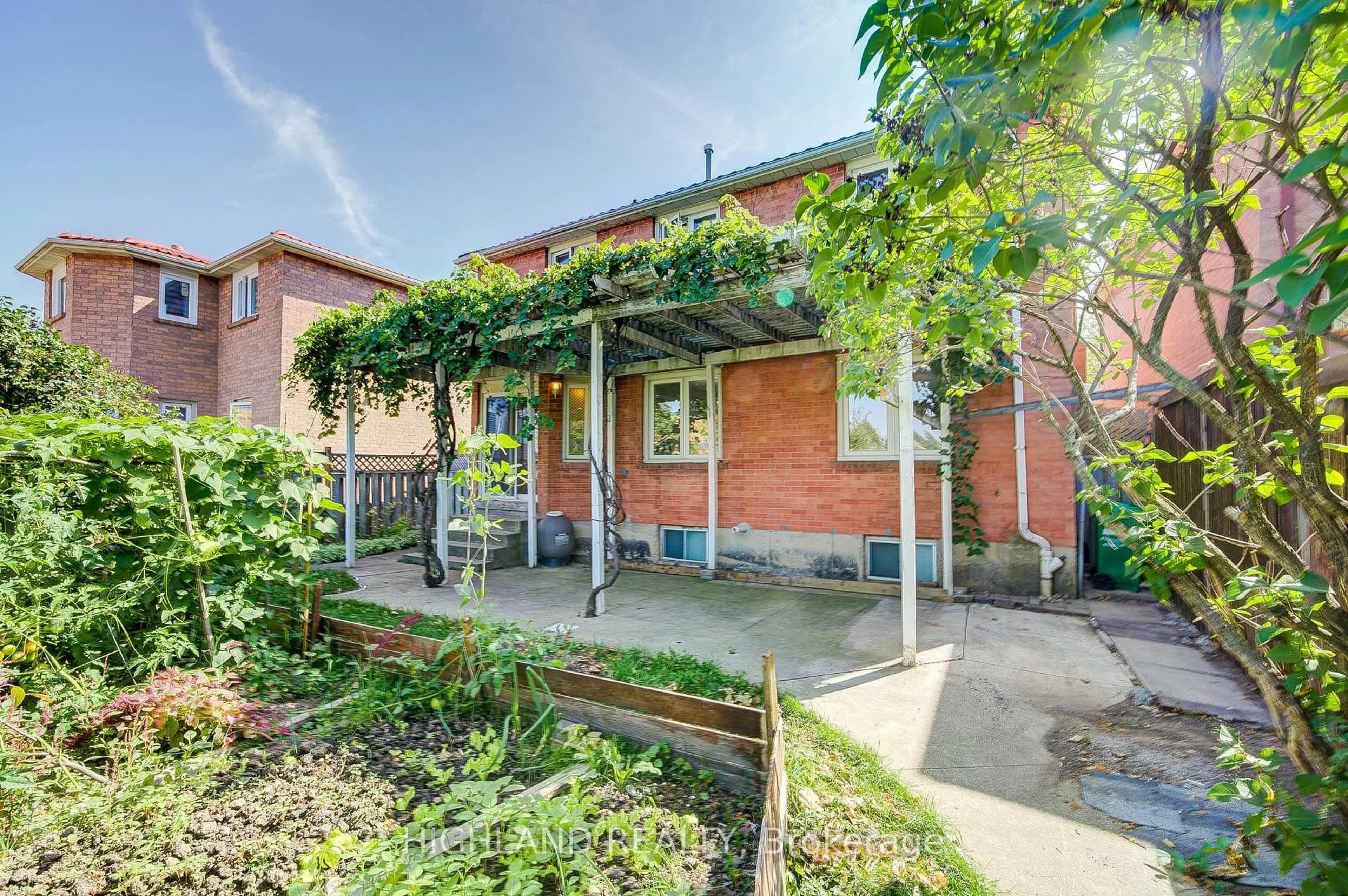 Patio, street for 257 Huntington Ridge Dr, Mississauga Ontario L5R 1S3