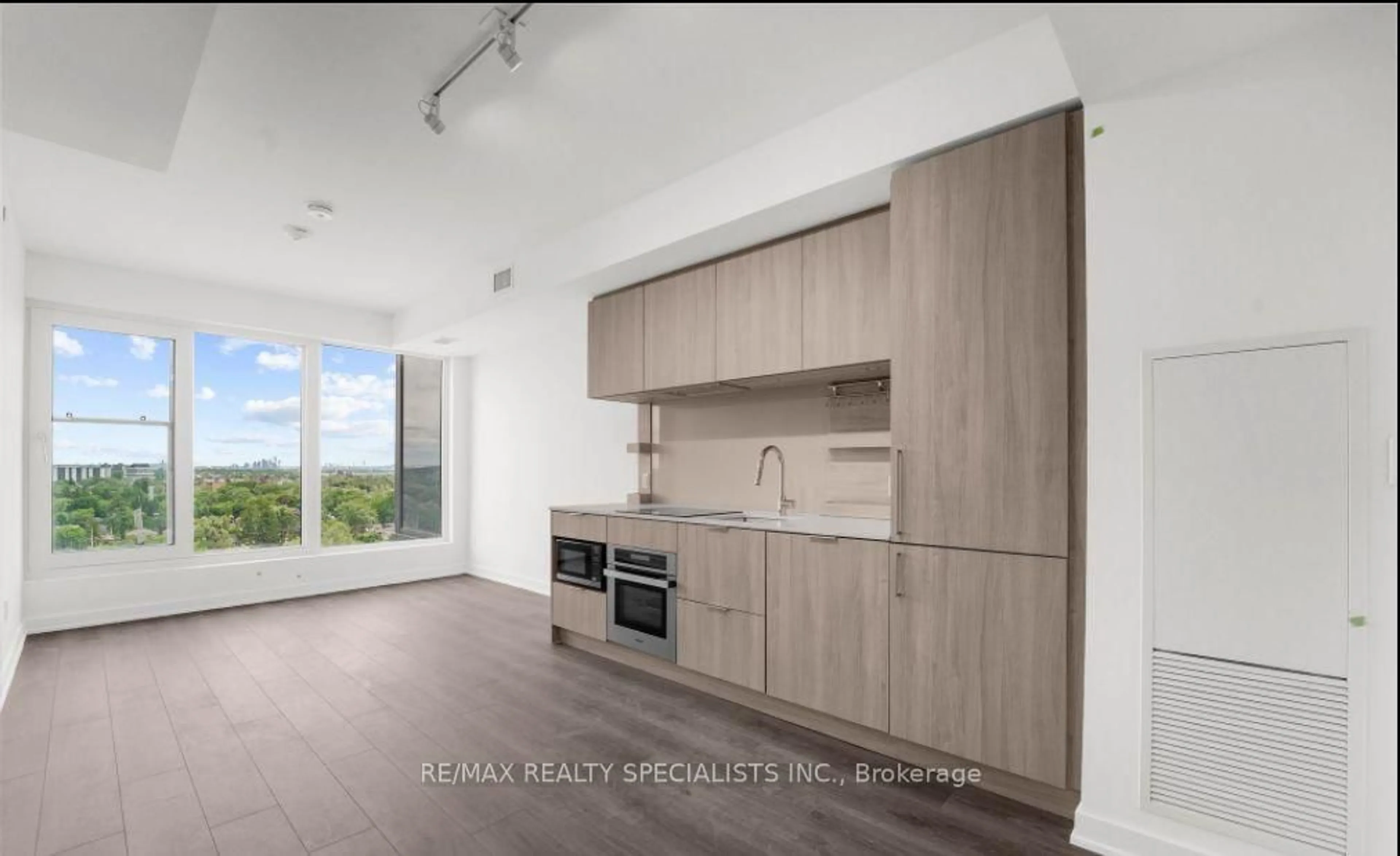 Standard kitchen, unknown for 28 ANN St #1304, Mississauga Ontario L5G 3G1