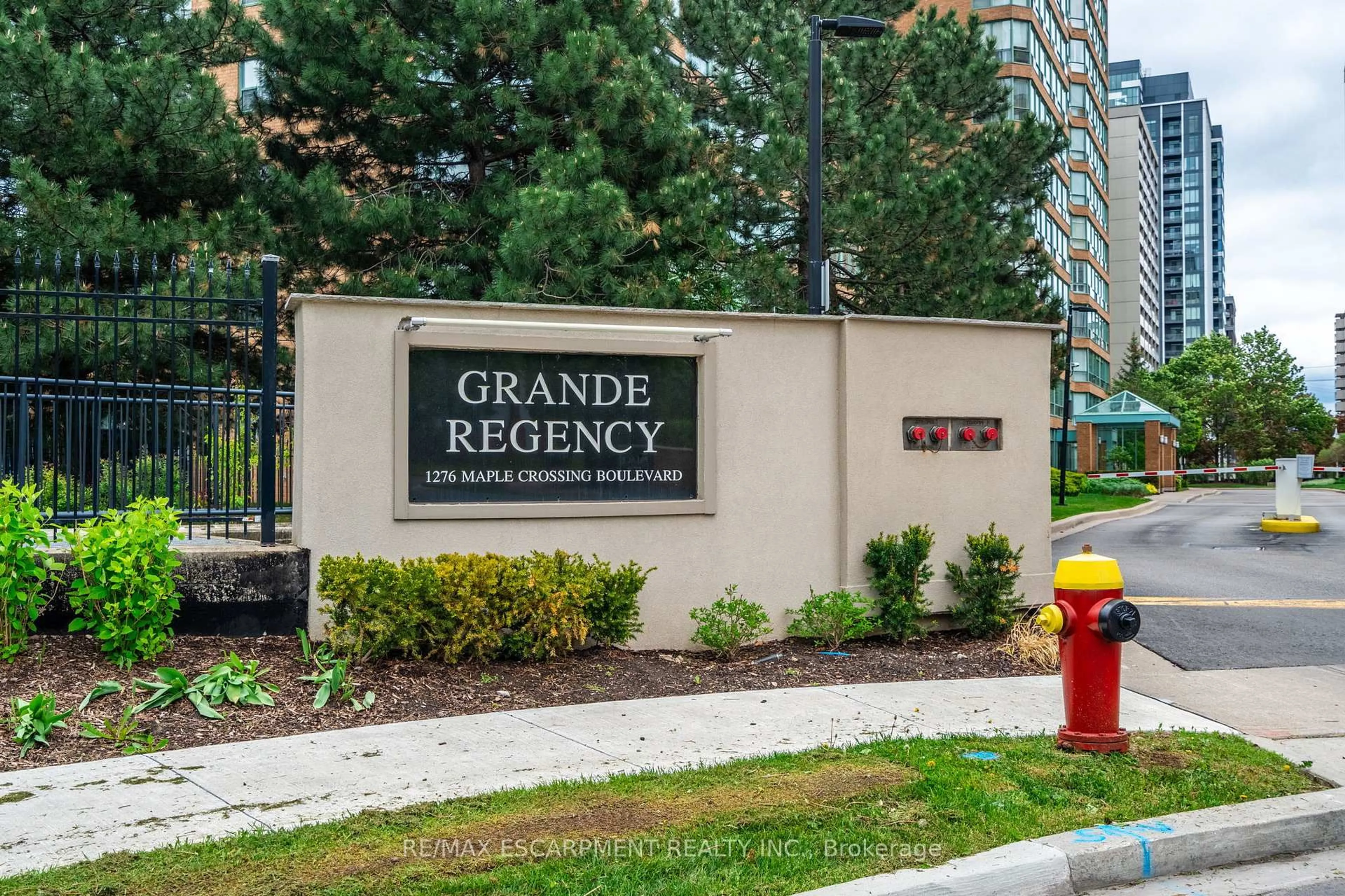 Indoor entryway for 1276 Maple Crossing Blvd #1203, Burlington Ontario L7S 2J9