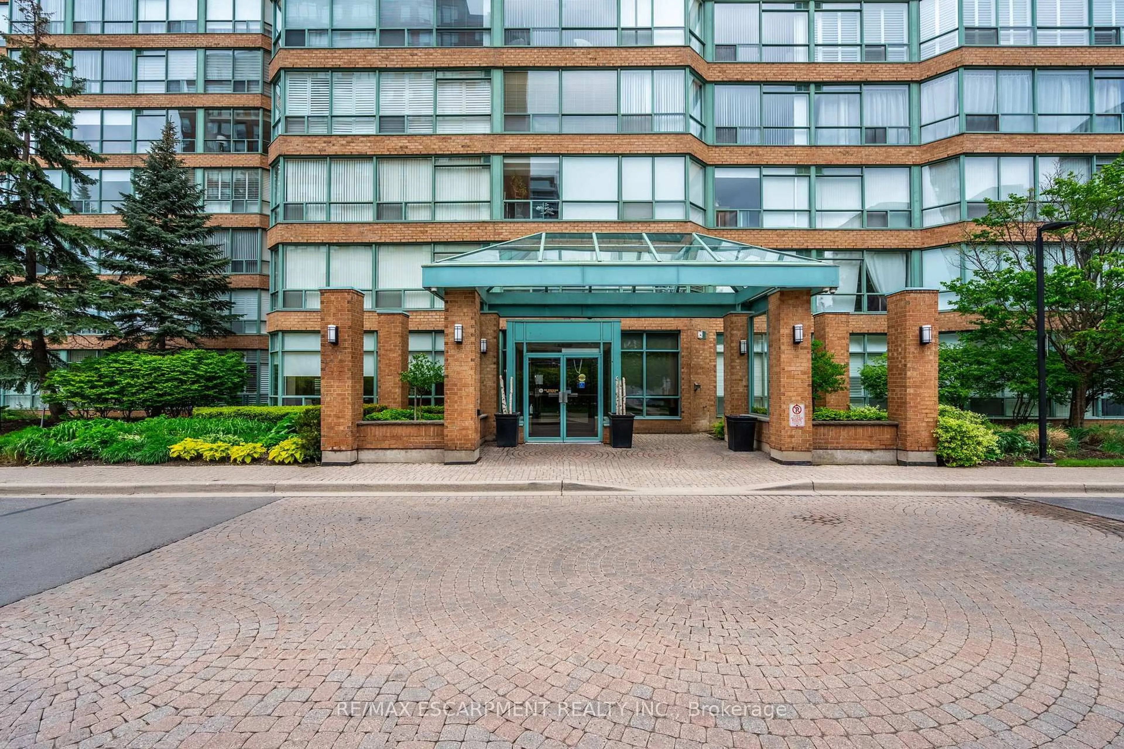 Indoor foyer for 1276 Maple Crossing Blvd #1203, Burlington Ontario L7S 2J9