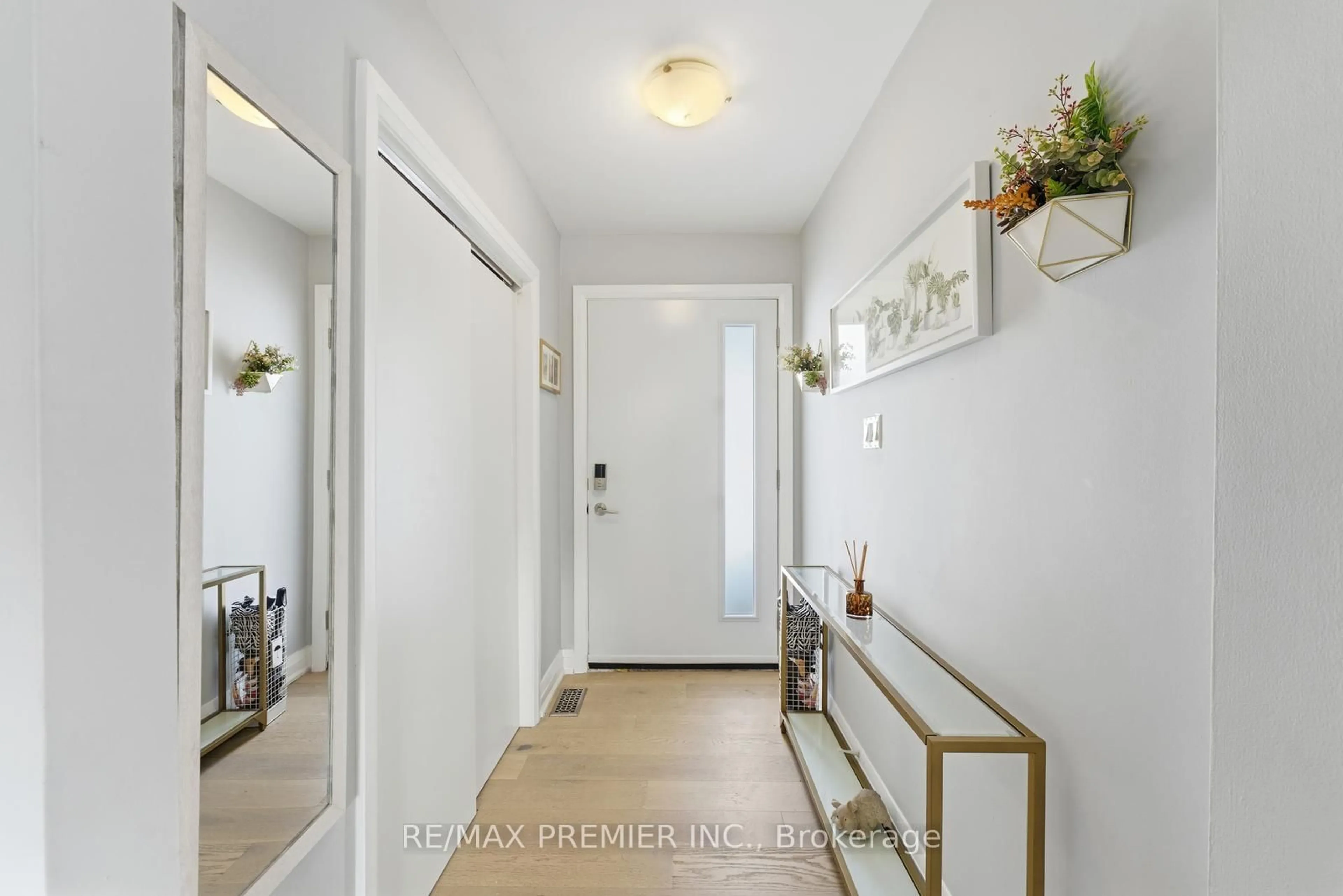 Indoor entryway for 368 Lees Lane, Oakville Ontario L6L 4S5