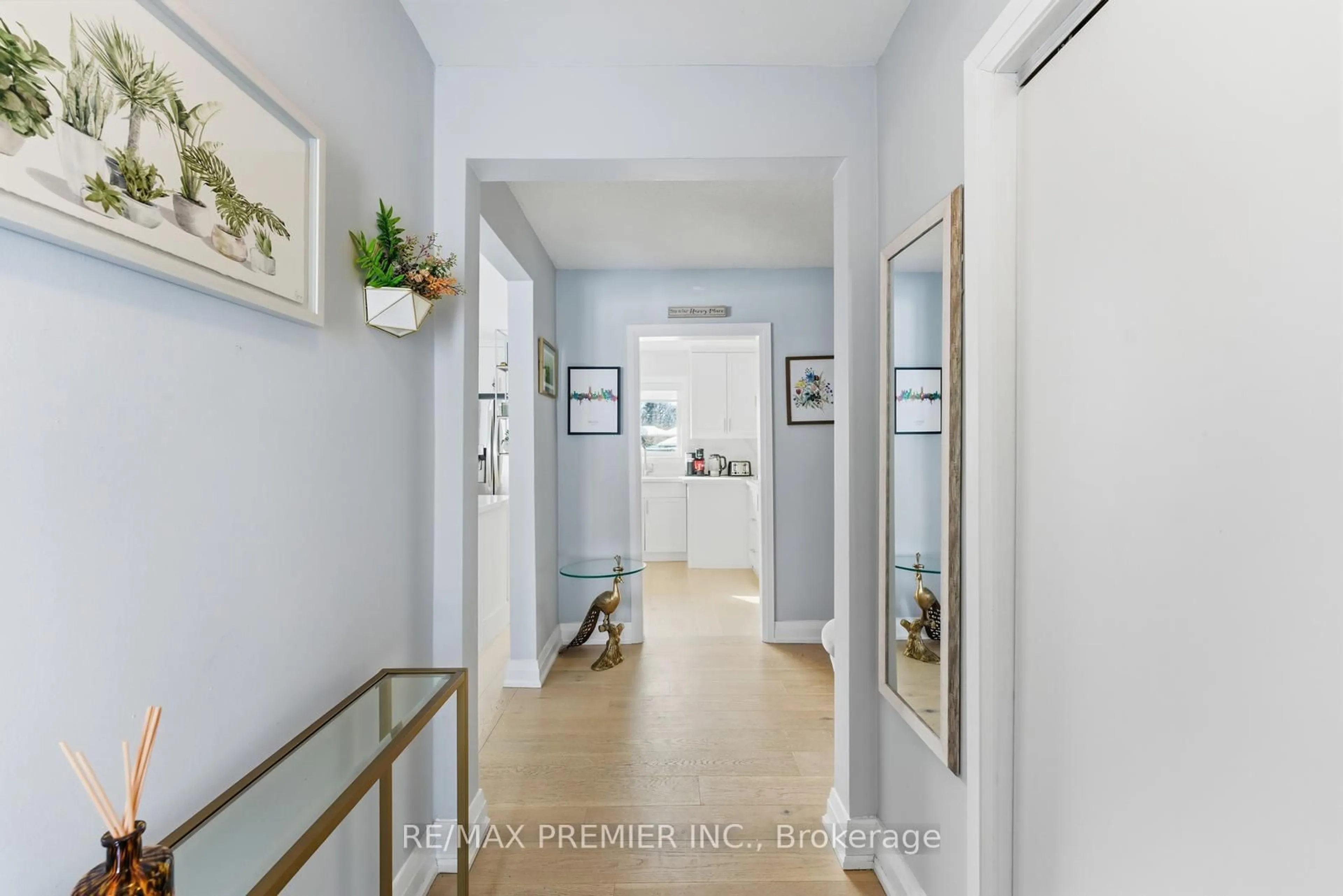 Indoor entryway for 368 Lees Lane, Oakville Ontario L6L 4S5