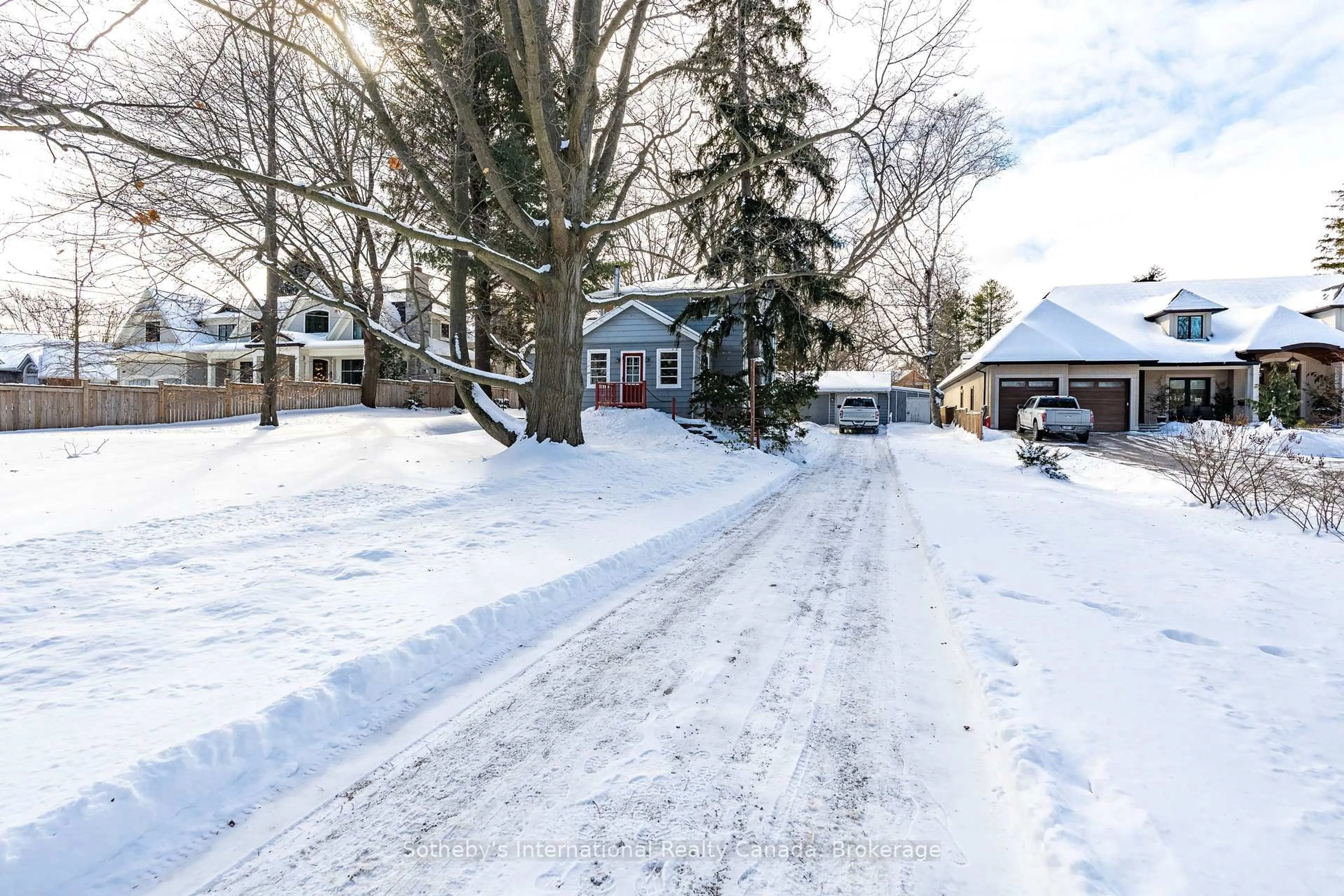 A pic from outside/outdoor area/front of a property/back of a property/a pic from drone, street for 362 Fourth Line, Oakville Ontario L6L 5A4