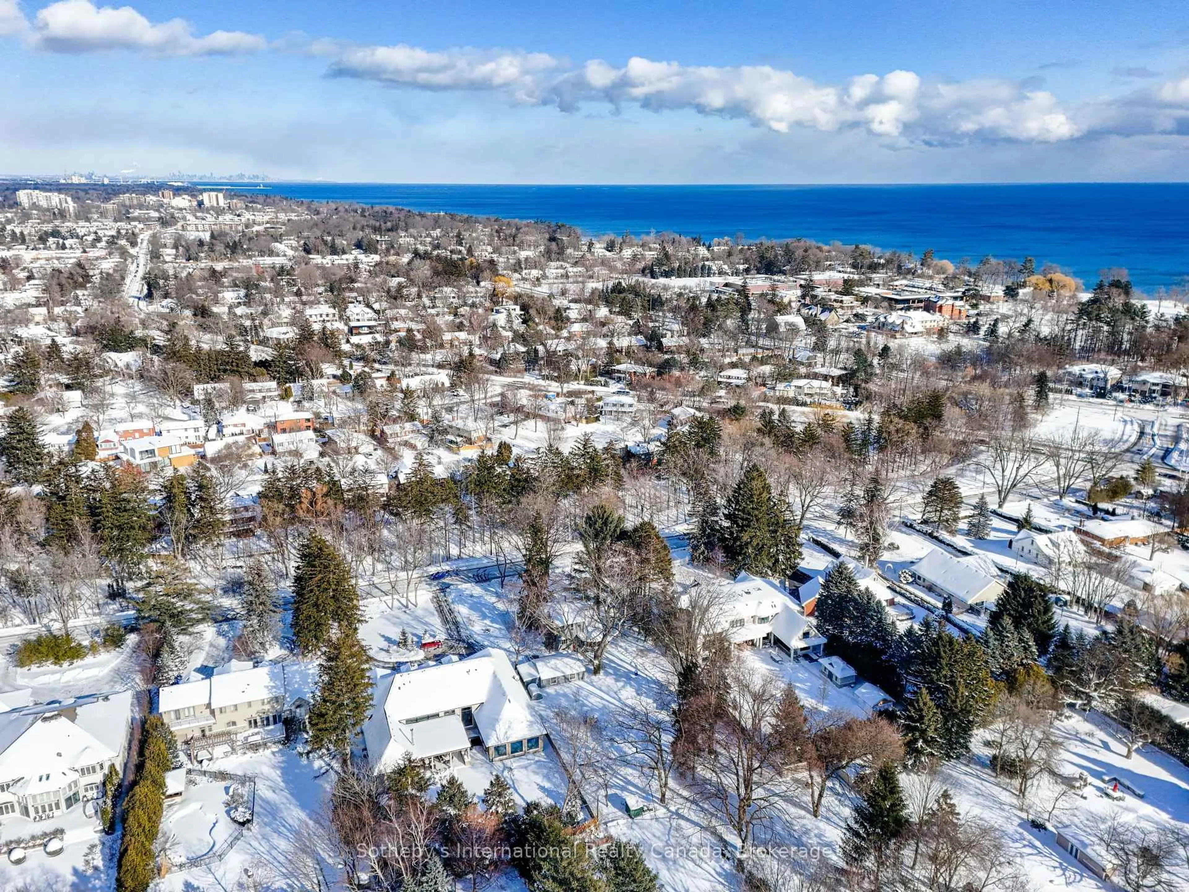 A pic from outside/outdoor area/front of a property/back of a property/a pic from drone, unknown for 362 Fourth Line, Oakville Ontario L6L 5A4