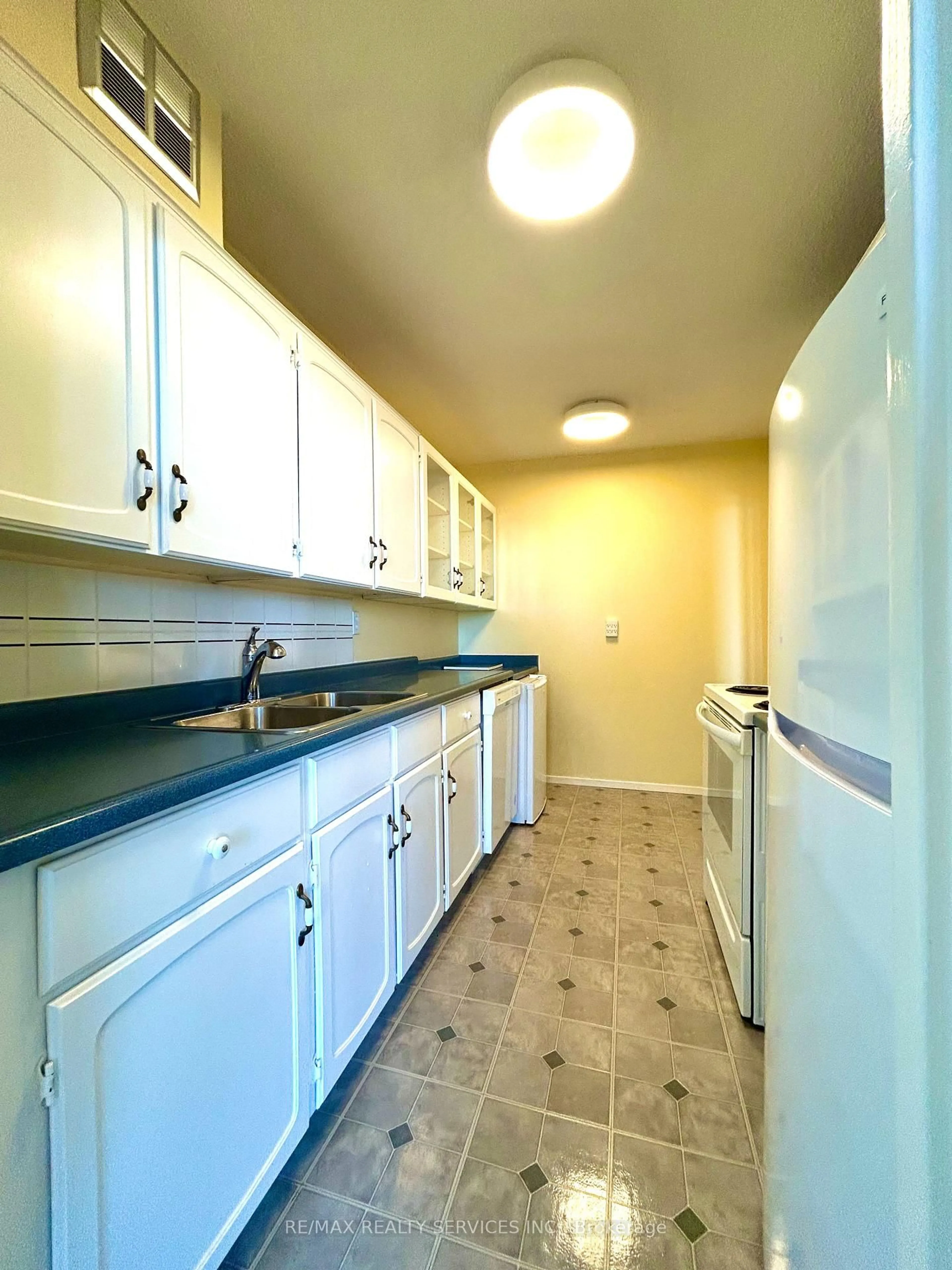 Standard kitchen, unknown for 2929 Aquitaine Ave #701, Mississauga Ontario L5N 2C7