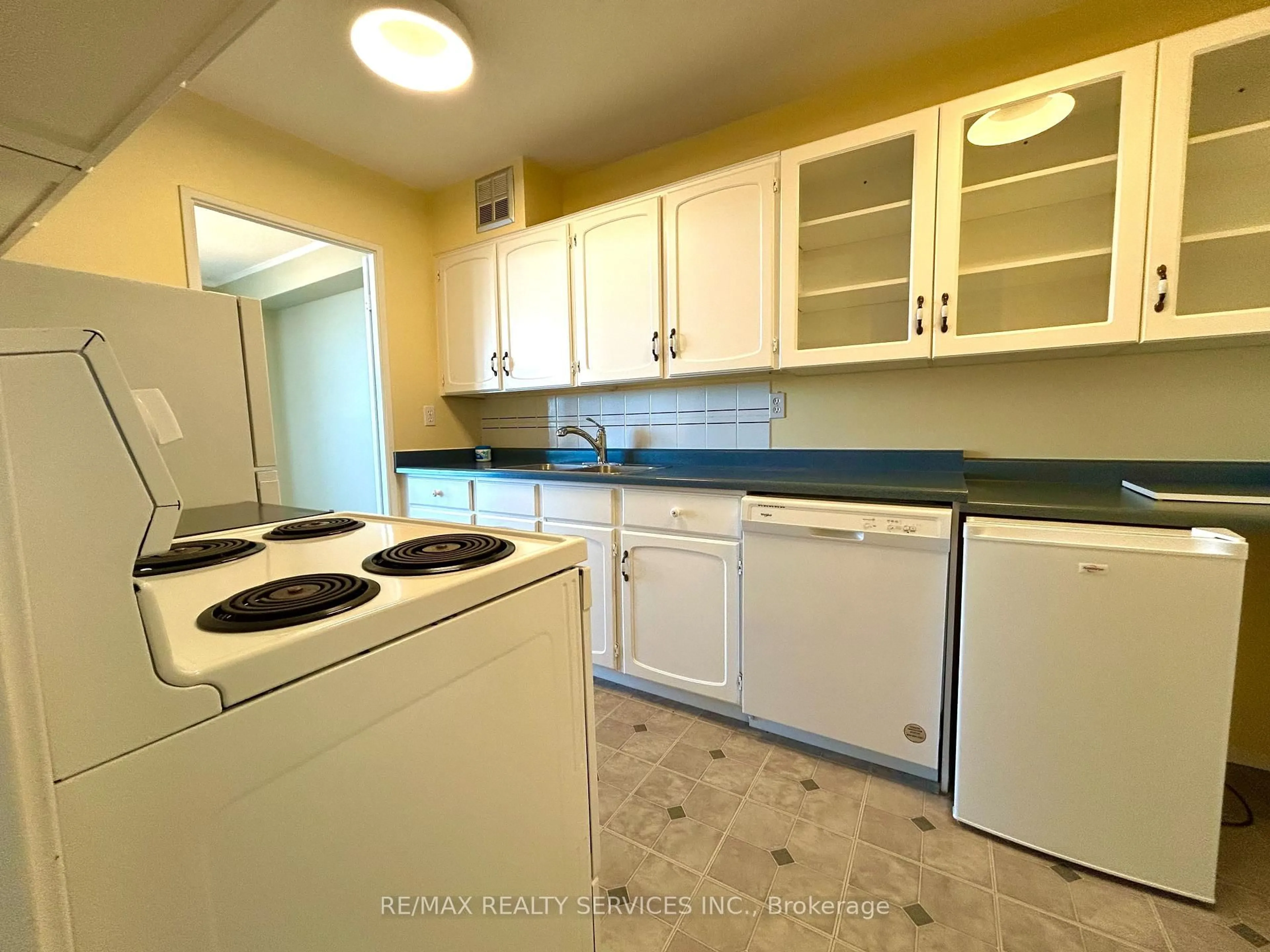 Standard kitchen, unknown for 2929 Aquitaine Ave #701, Mississauga Ontario L5N 2C7