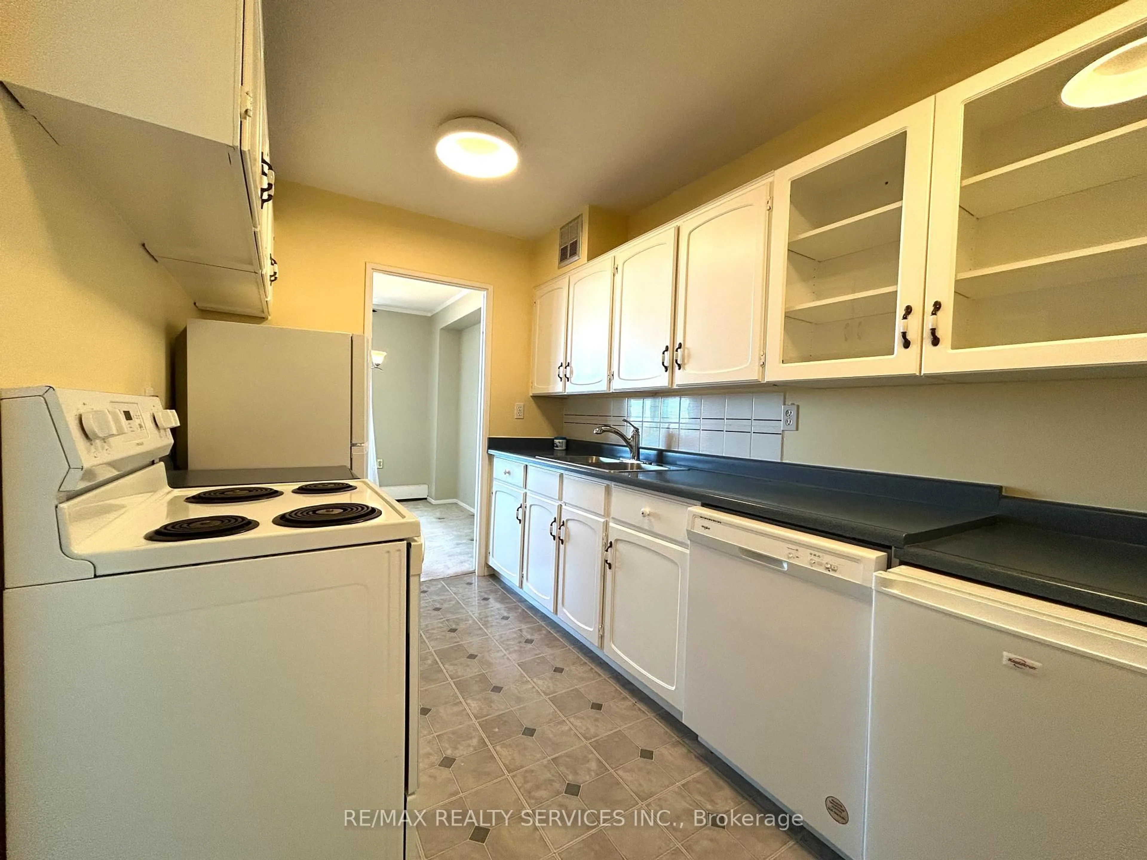 Standard kitchen, unknown for 2929 Aquitaine Ave #701, Mississauga Ontario L5N 2C7