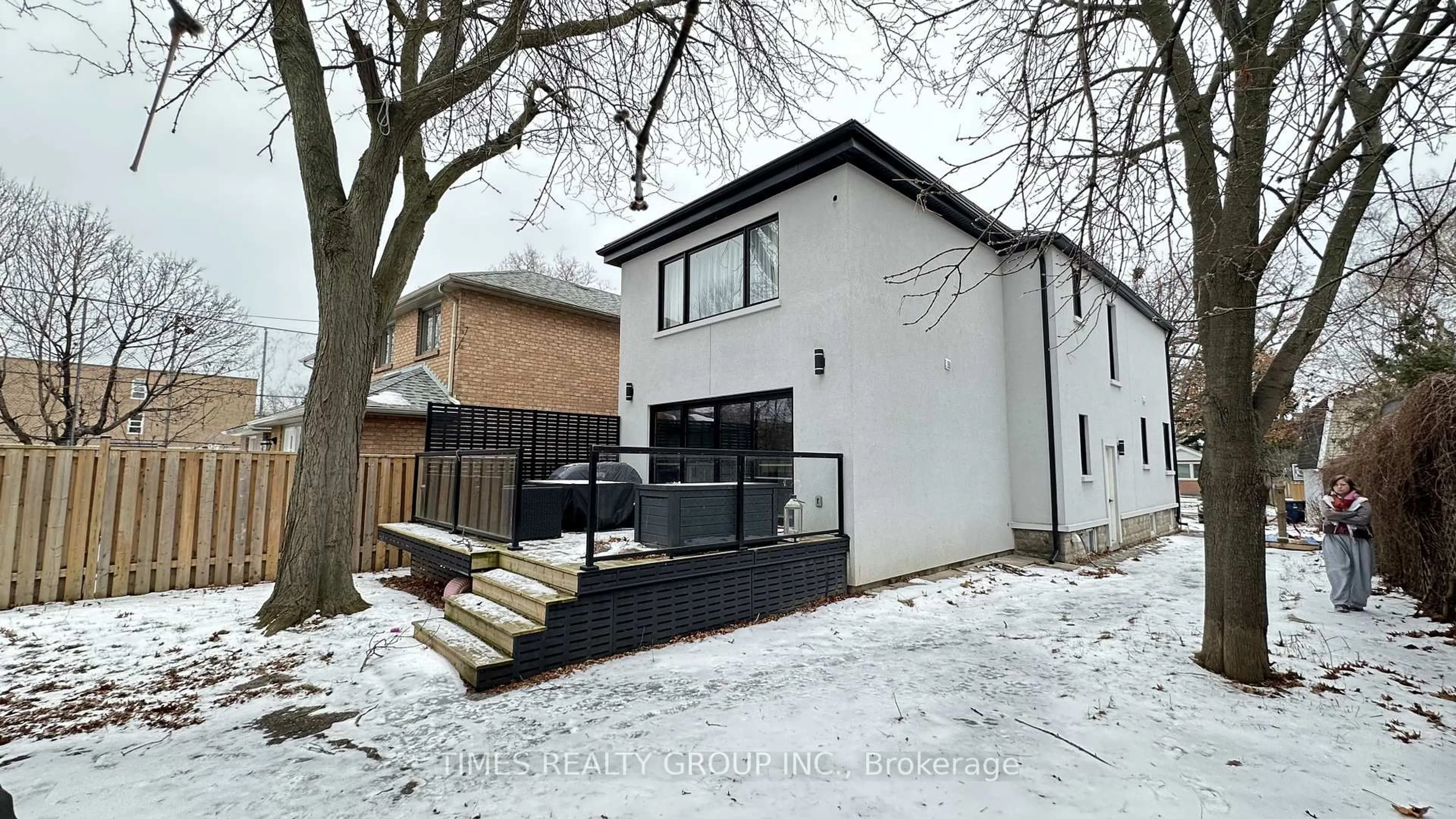 A pic from outside/outdoor area/front of a property/back of a property/a pic from drone, street for 10 Dominion Rd, Toronto Ontario M8W 1J1