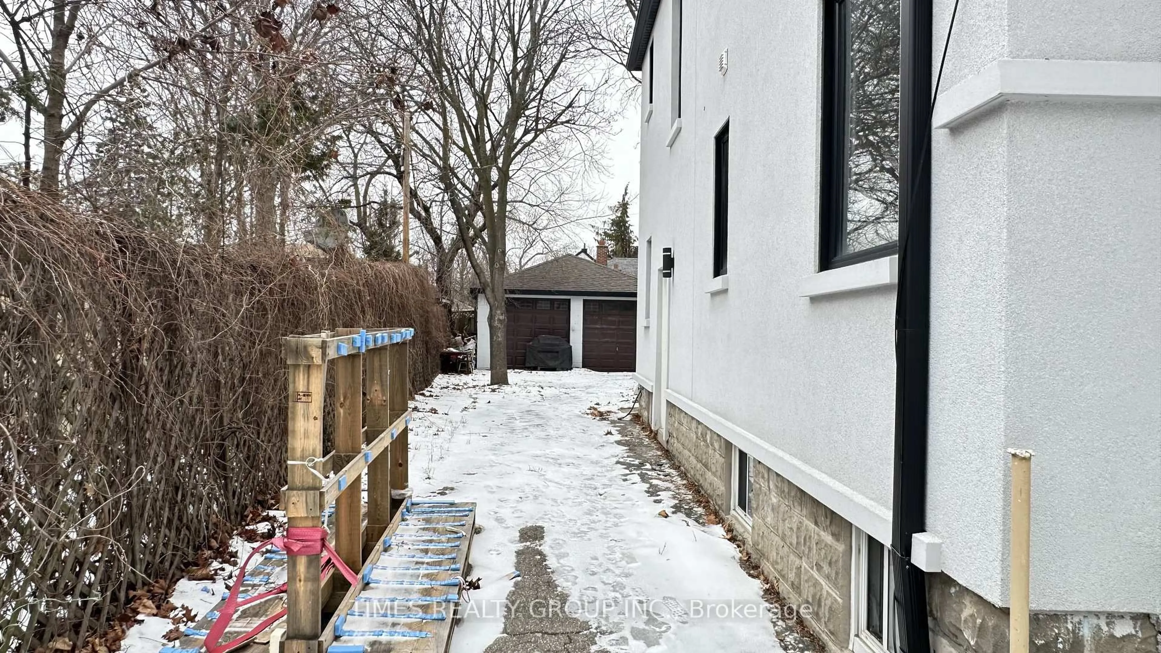 A pic from outside/outdoor area/front of a property/back of a property/a pic from drone, street for 10 Dominion Rd, Toronto Ontario M8W 1J1