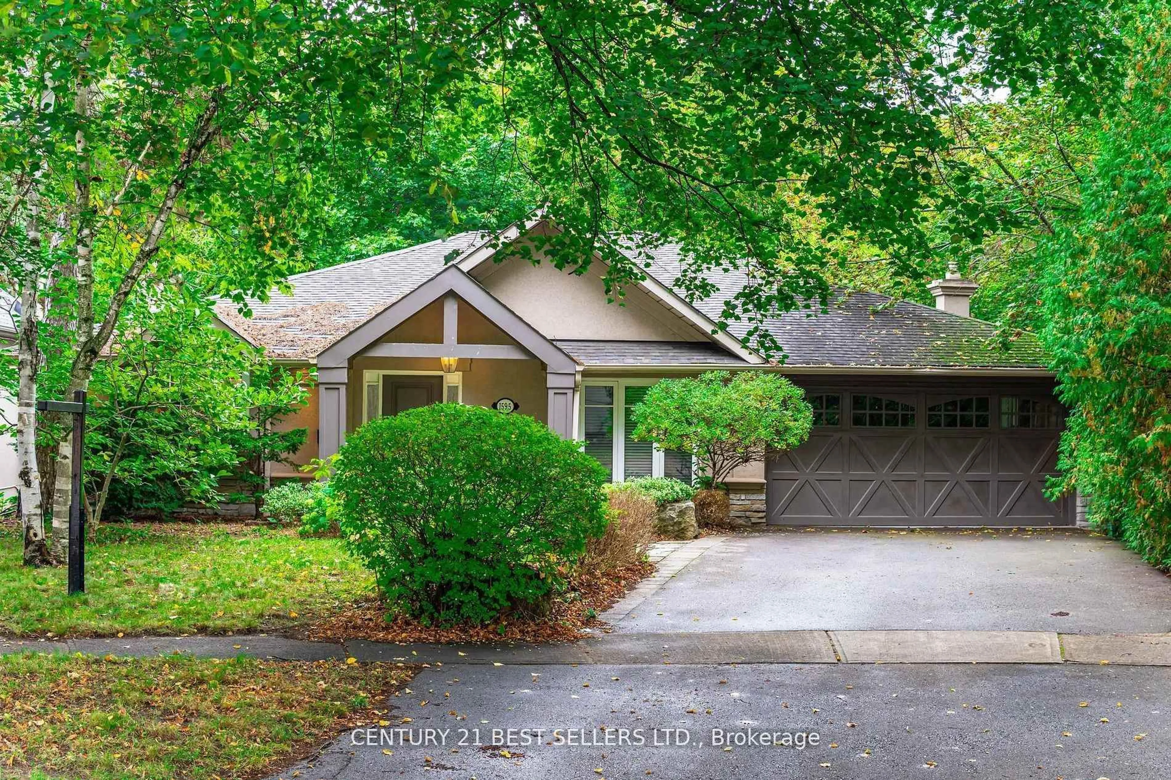 Home with vinyl exterior material, street for 1595 Calverton Crt, Mississauga Ontario L5G 2W4