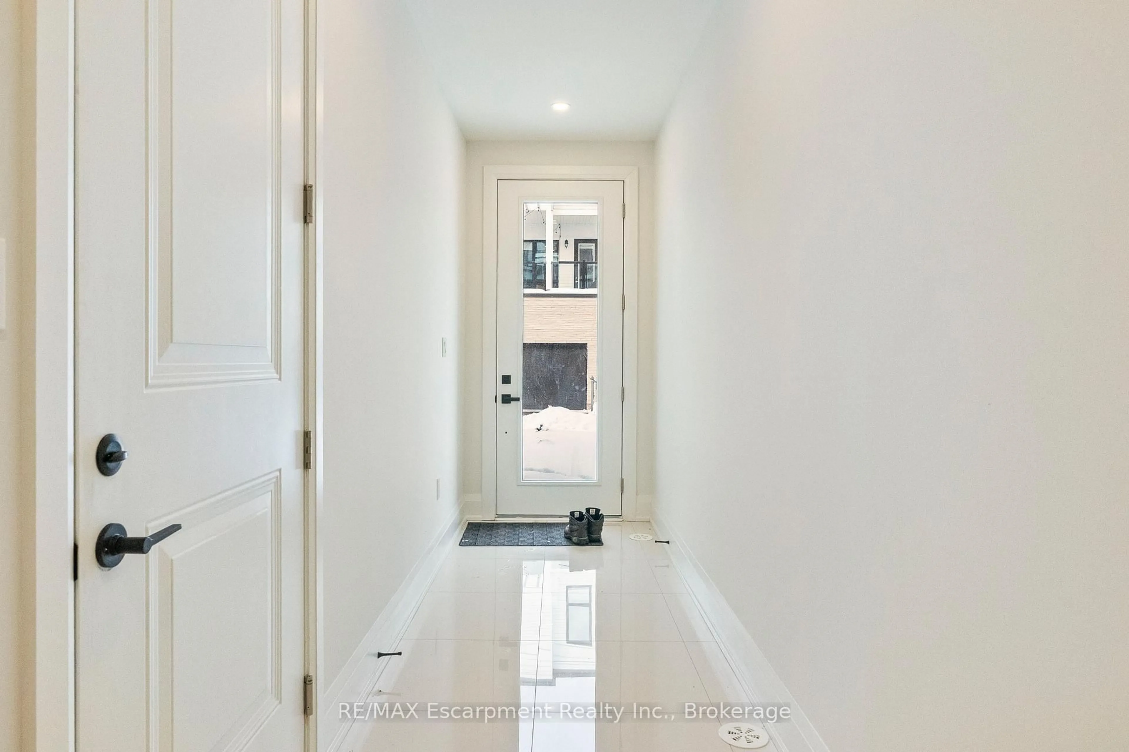 Indoor entryway for 138 EAST St #6, Oakville Ontario L6L 0H9