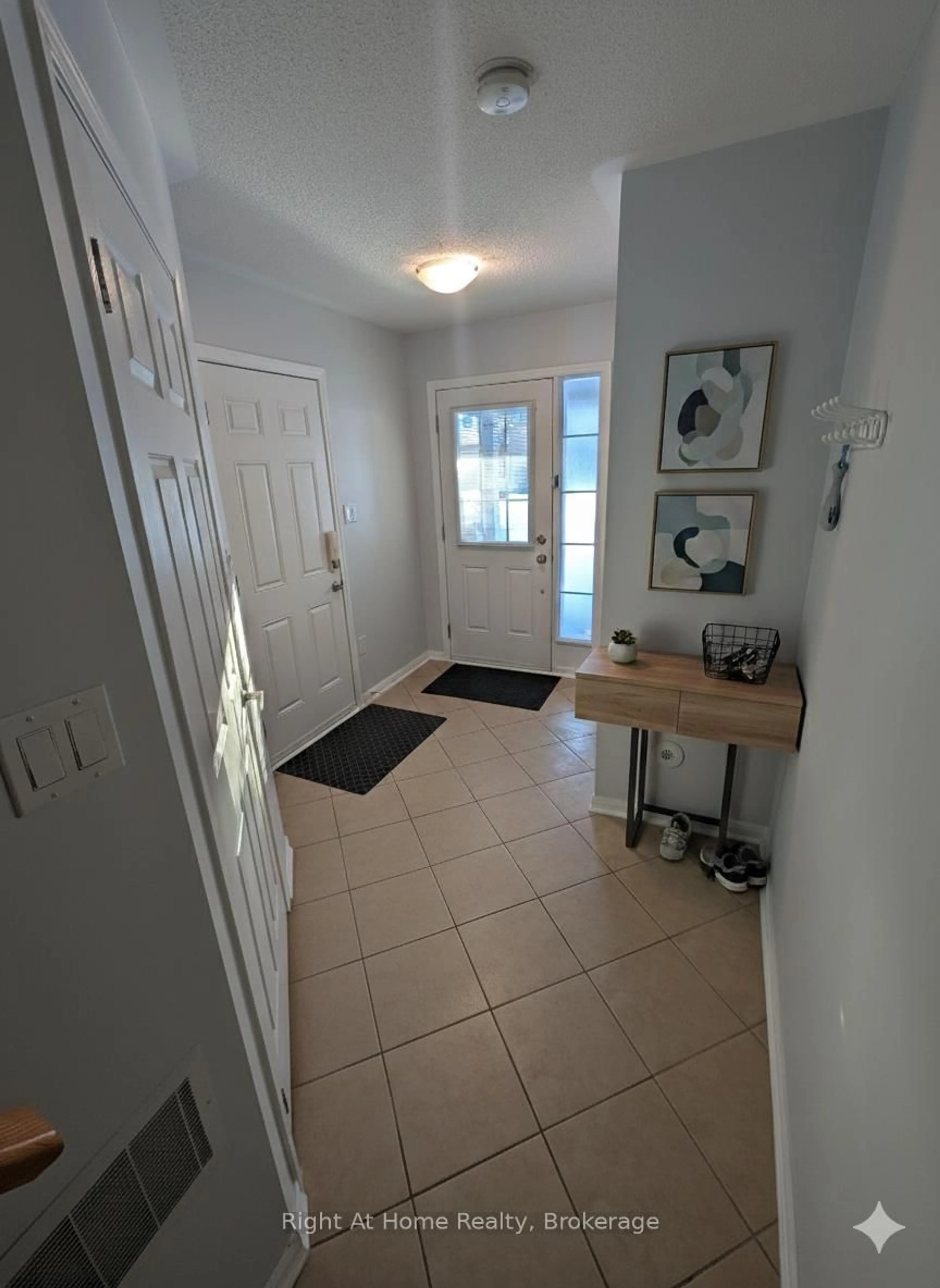 Indoor entryway for 650 Frank Pl, Milton Ontario L9T 0P8