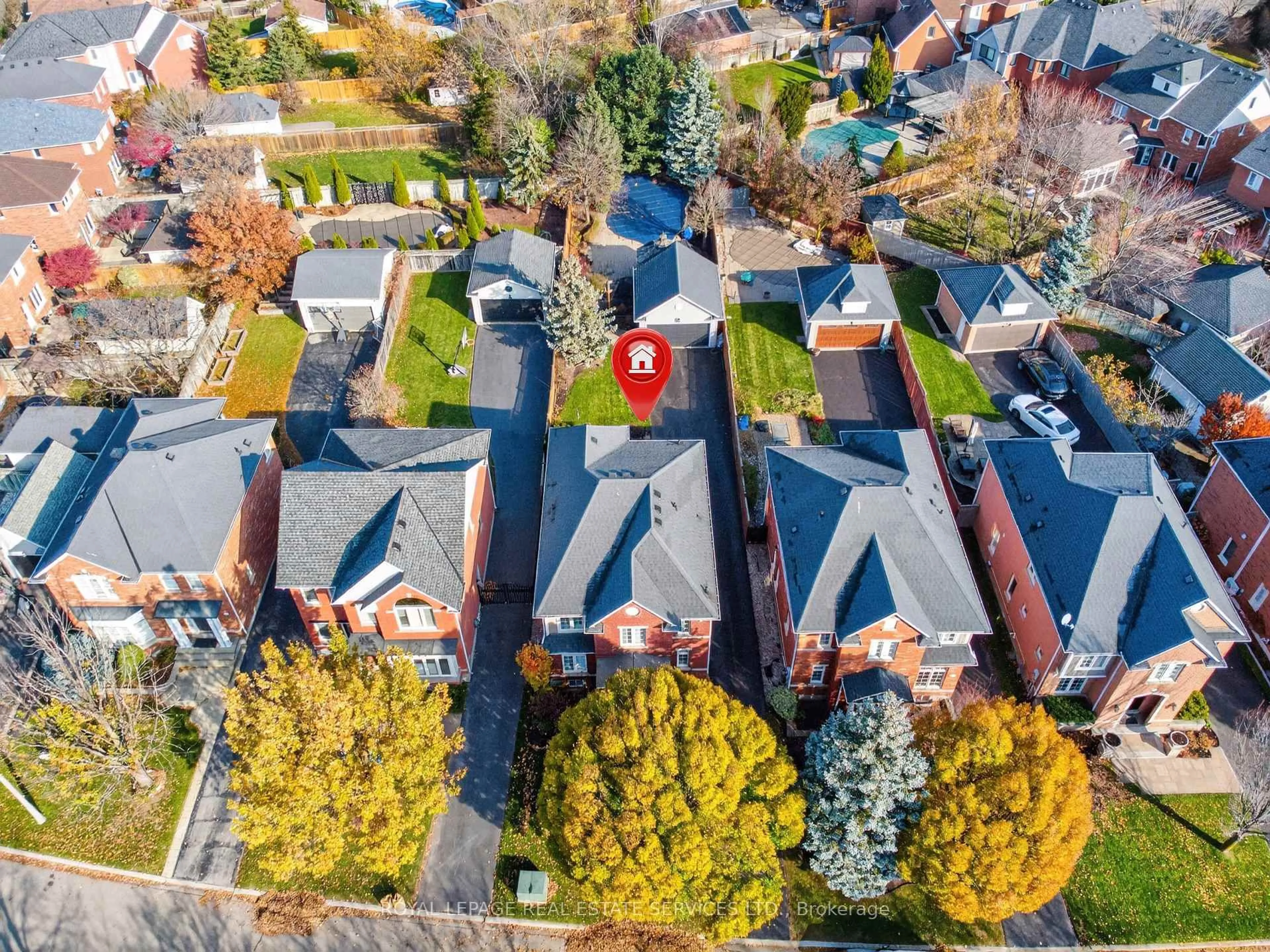A pic from outside/outdoor area/front of a property/back of a property/a pic from drone, city buildings view from balcony for 2393 Ennerdale Rd, Oakville Ontario L6H 6N5