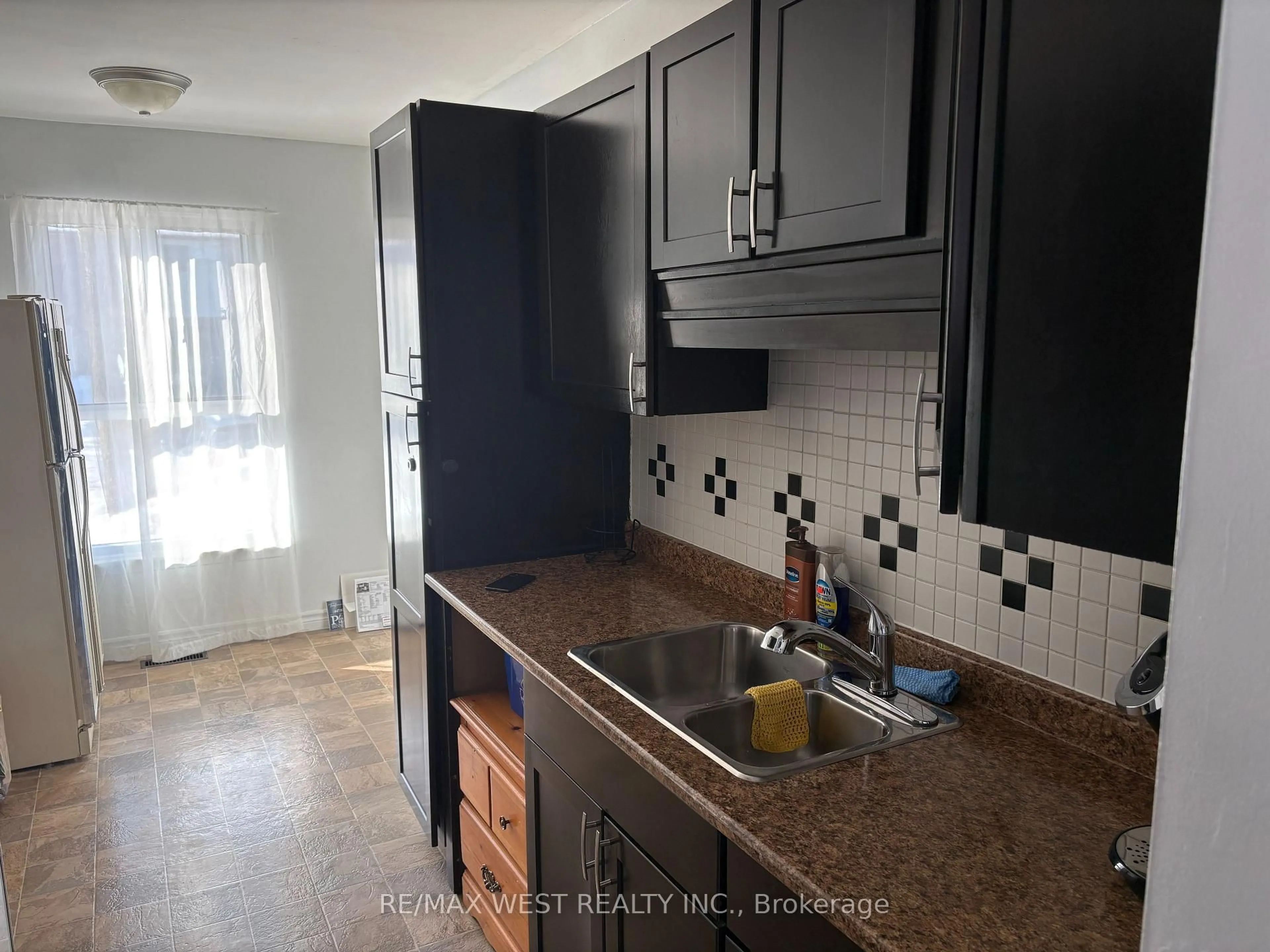 Standard kitchen, unknown for 346 Fleetwood Cres, Brampton Ontario L6T 2E7