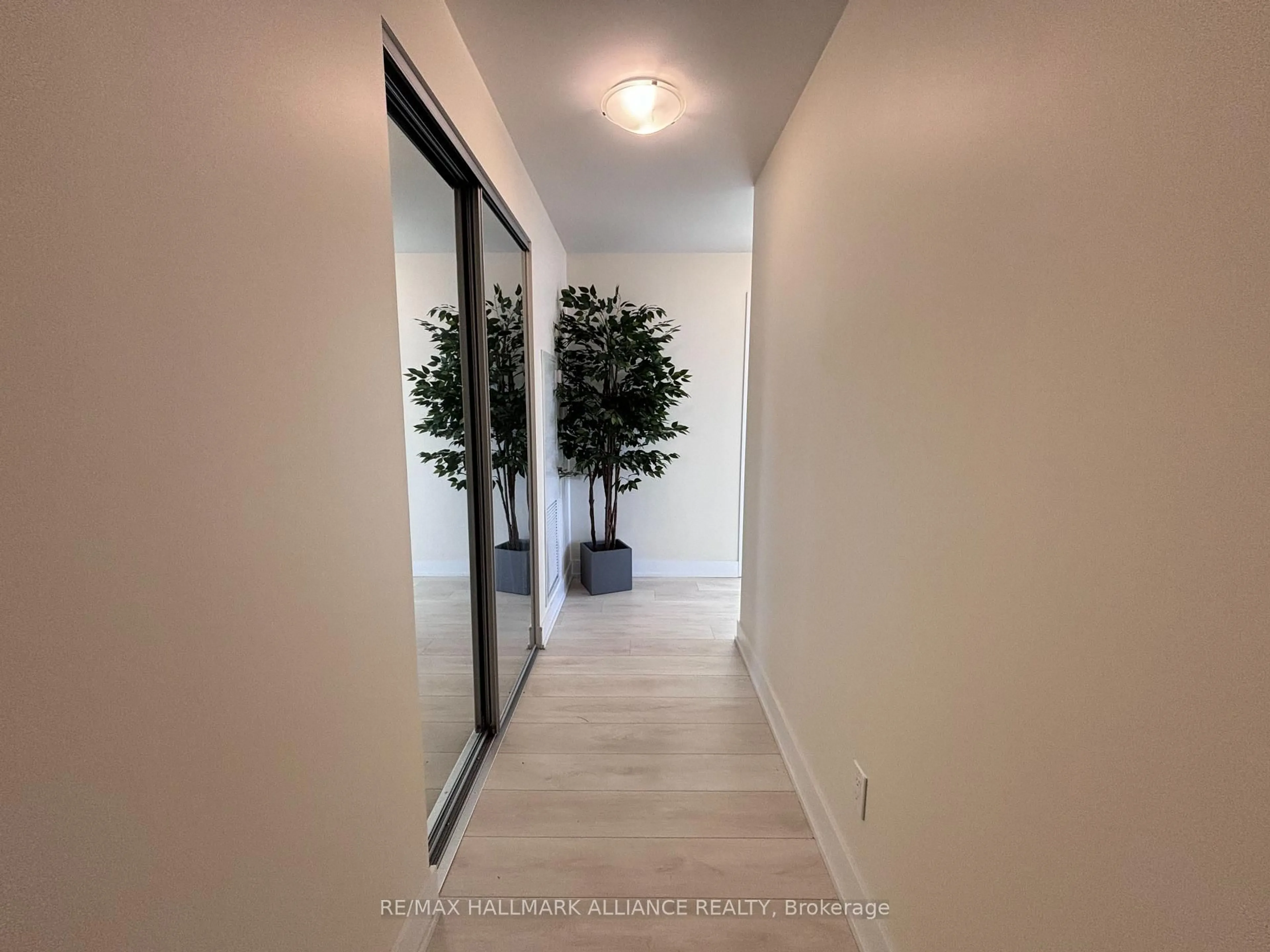 Indoor foyer for 297 Oak Walk Dr #1804, Oakville Ontario L6H 3R6