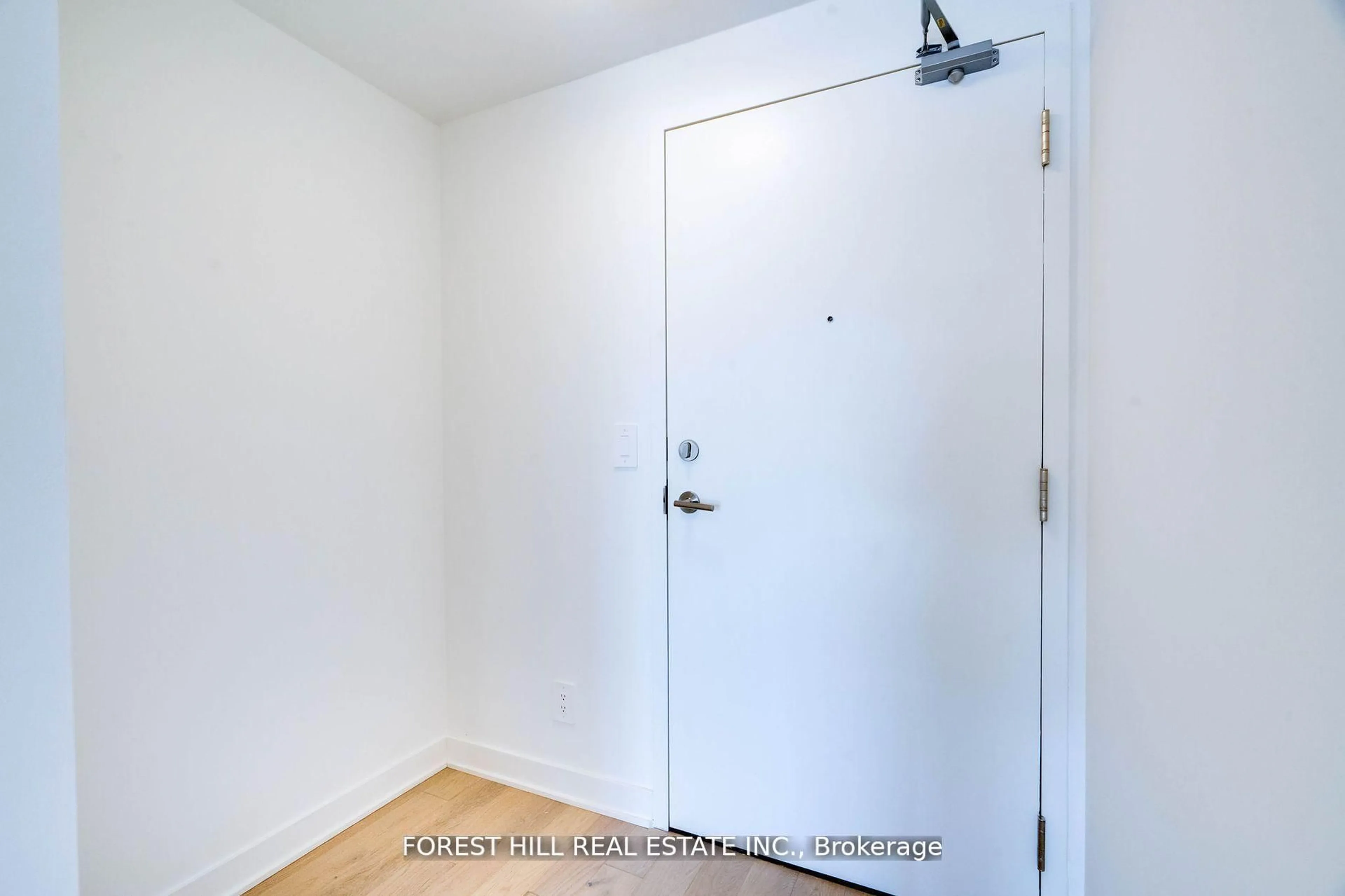 Indoor entryway for 2720 Dundas St #401, Toronto Ontario M6P 0C3