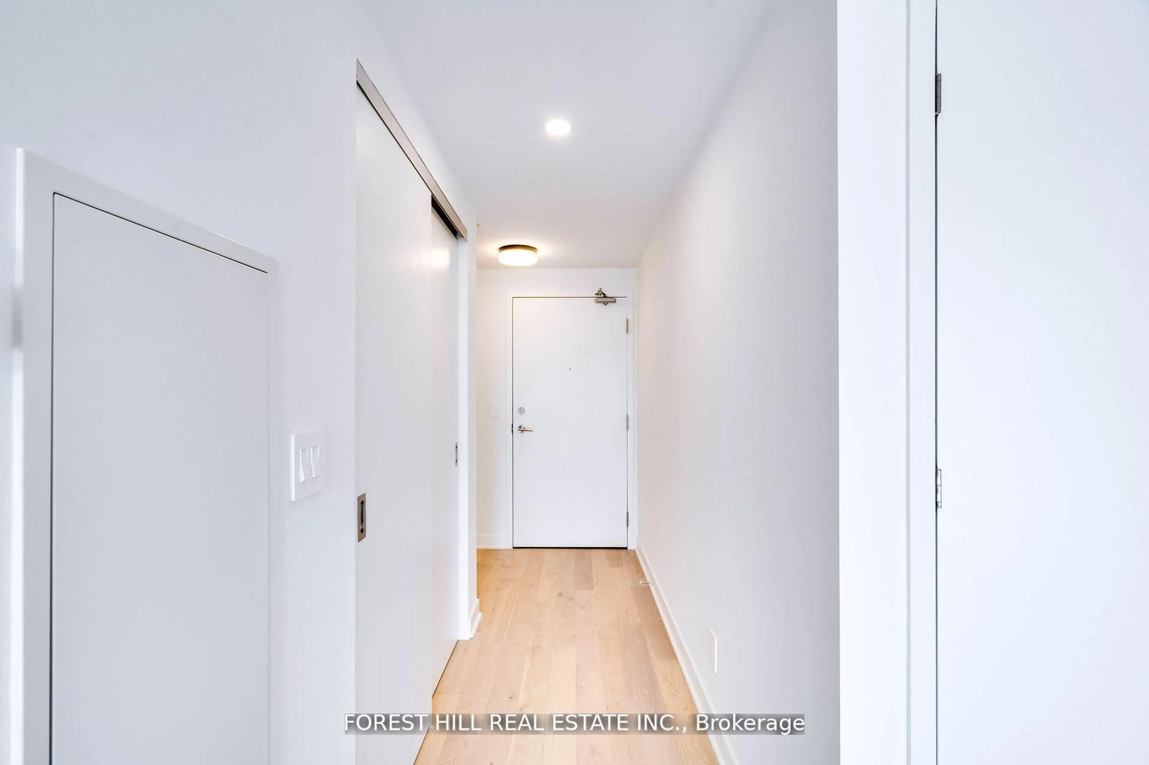 Indoor foyer for 2720 Dundas St #401, Toronto Ontario M6P 0C3
