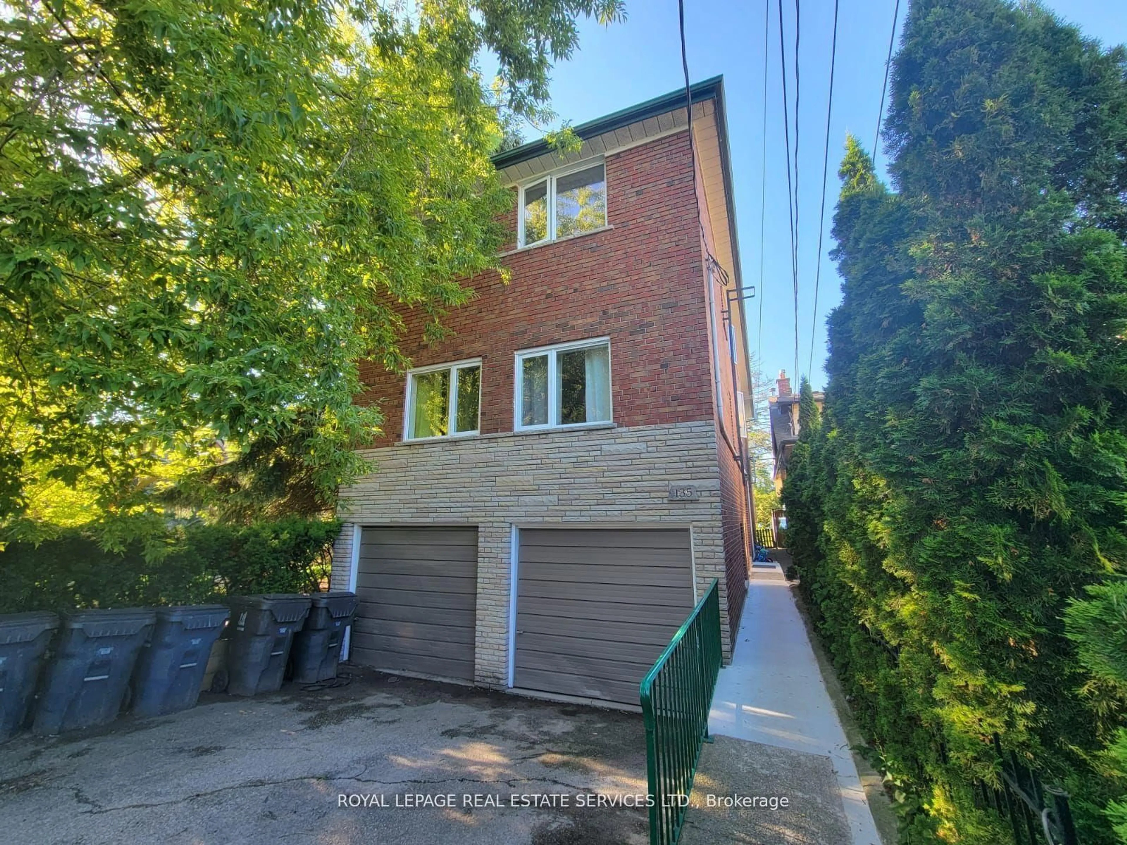 A pic from outside/outdoor area/front of a property/back of a property/a pic from drone, street for 135 Lake Shore Dr, Toronto Ontario M8V 2A1