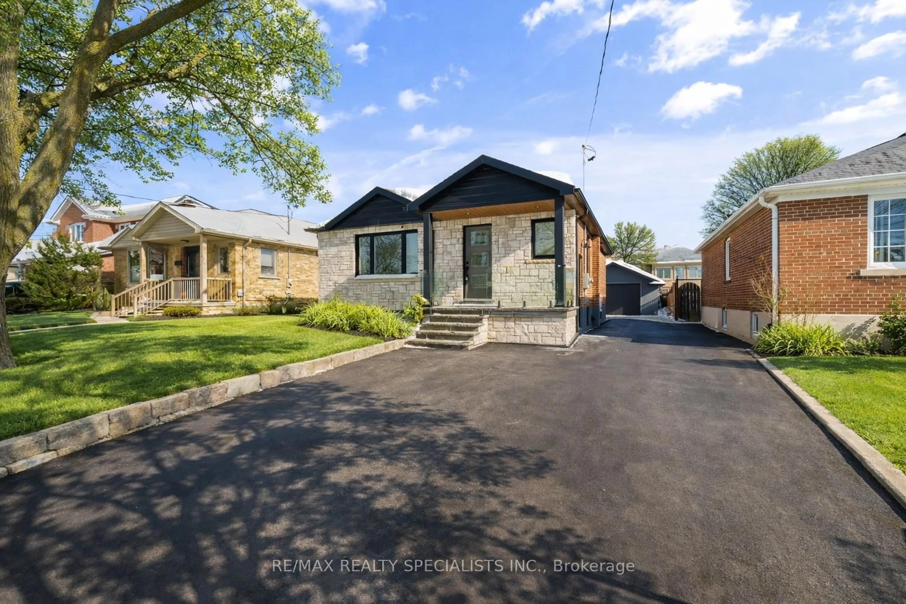 A pic from outside/outdoor area/front of a property/back of a property/a pic from drone, street for 221 Thirtieth St, Toronto Ontario M8W 3C9