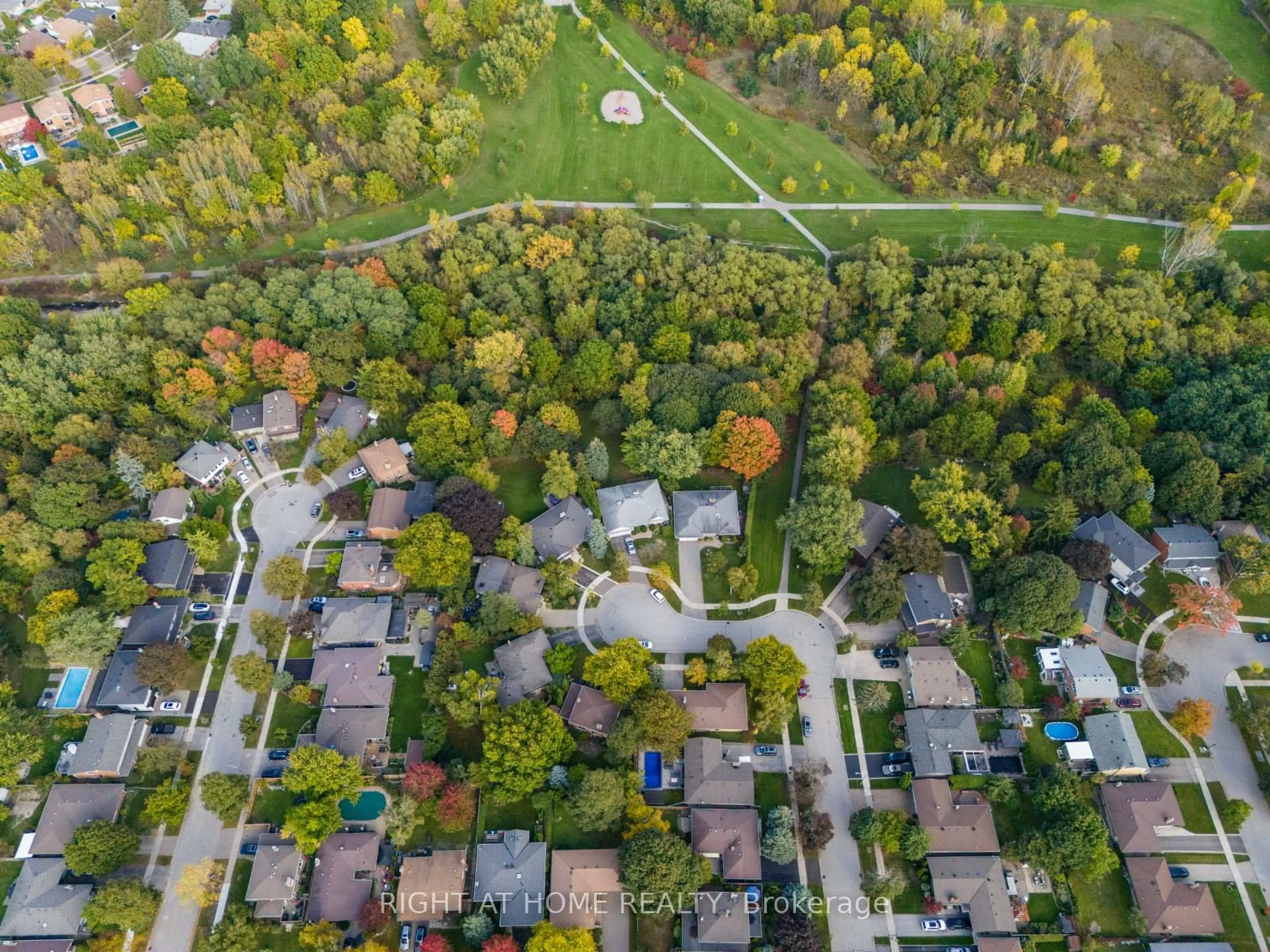 A pic from outside/outdoor area/front of a property/back of a property/a pic from drone, street for 20 West Deane Valley Rd, Toronto Ontario M9B 3K5
