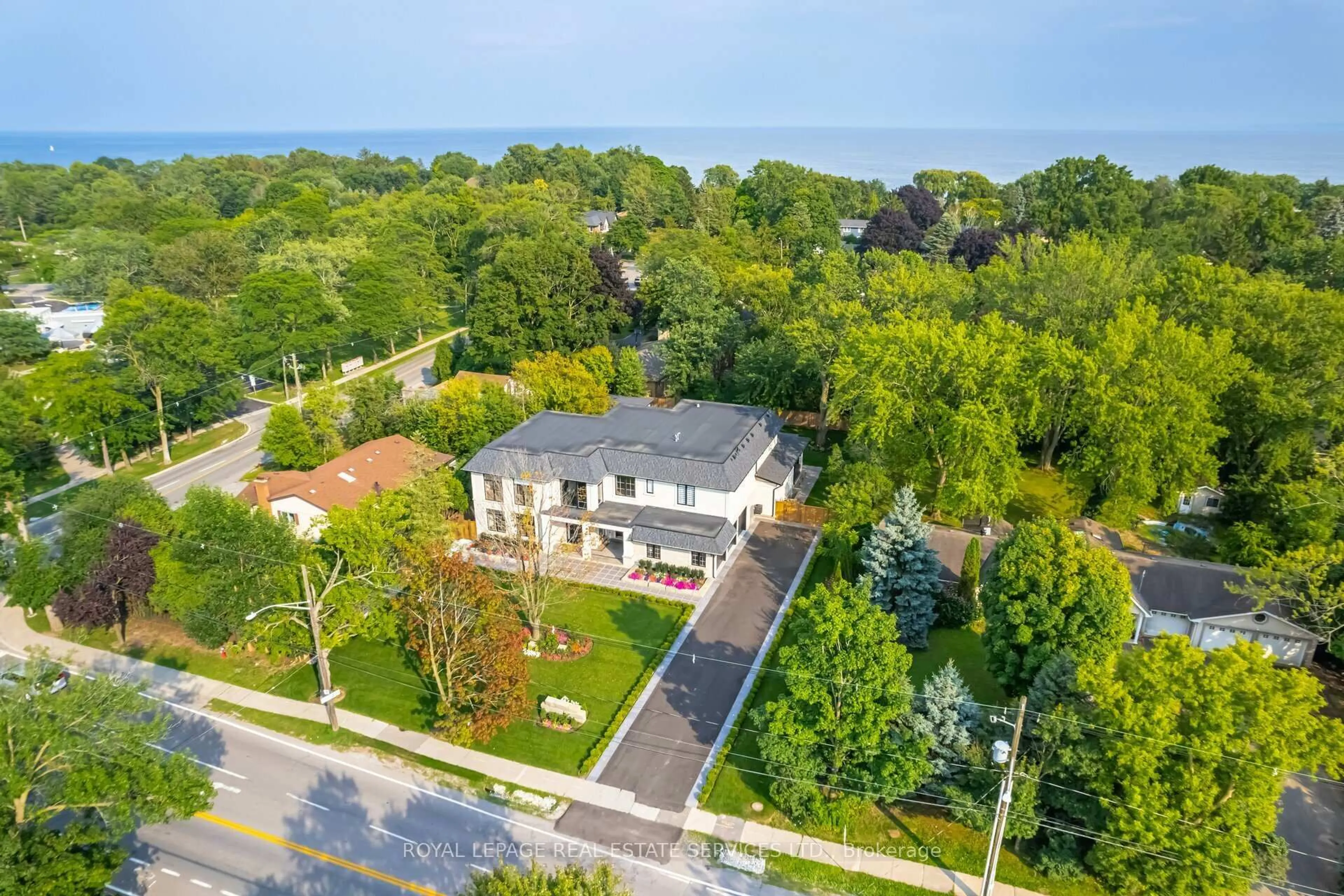 A pic from outside/outdoor area/front of a property/back of a property/a pic from drone, street for 2014 Lakeshore Rd, Oakville Ontario L6L 1G7