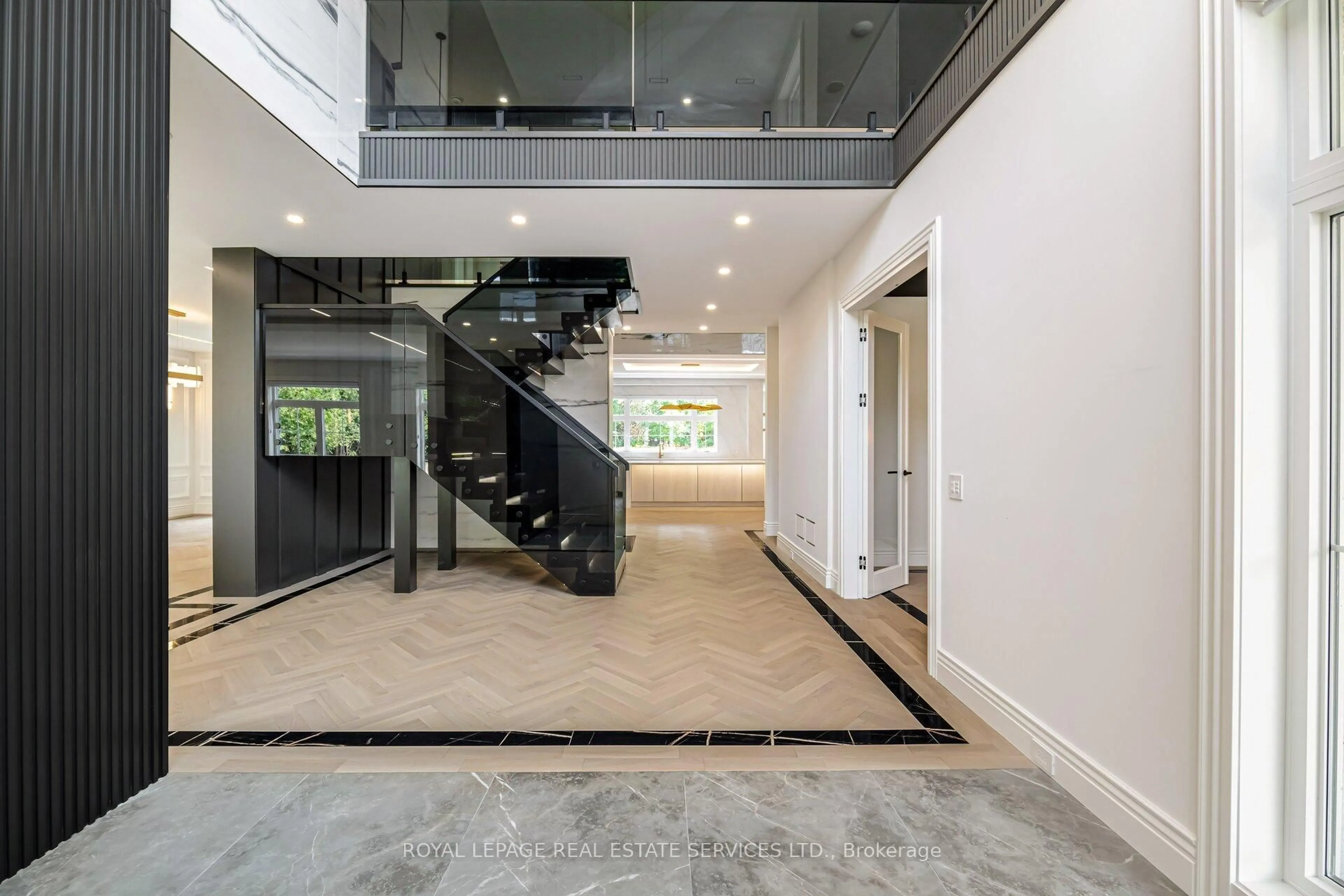 Indoor foyer for 2014 Lakeshore Rd, Oakville Ontario L6L 1G7