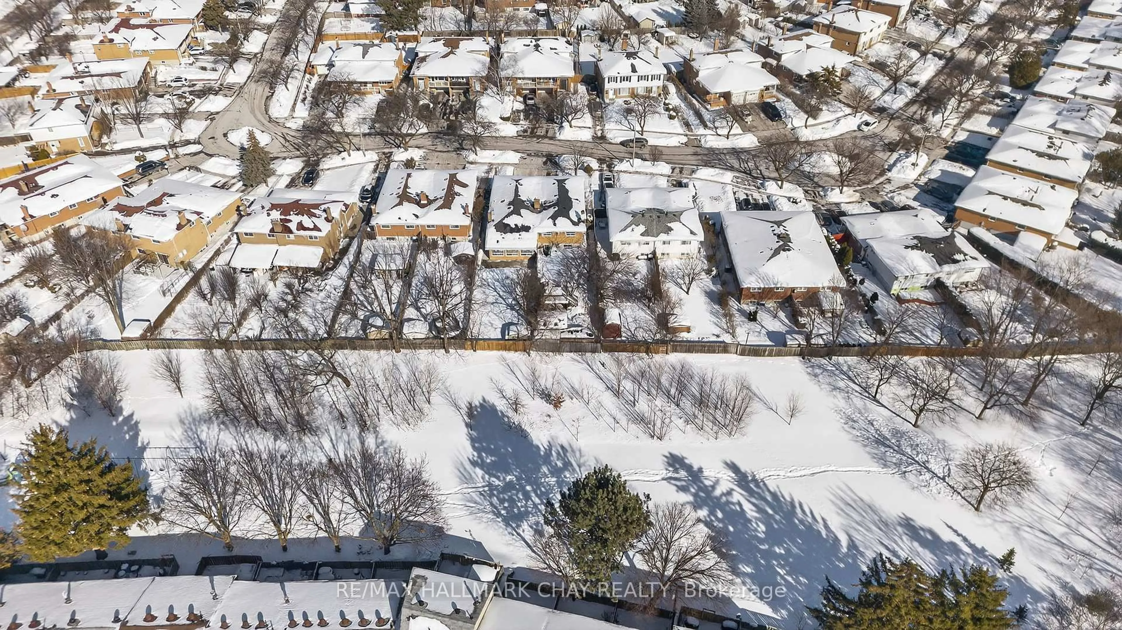 A pic from outside/outdoor area/front of a property/back of a property/a pic from drone, street for 328 Lara Woods, Mississauga Ontario L5A 3A9