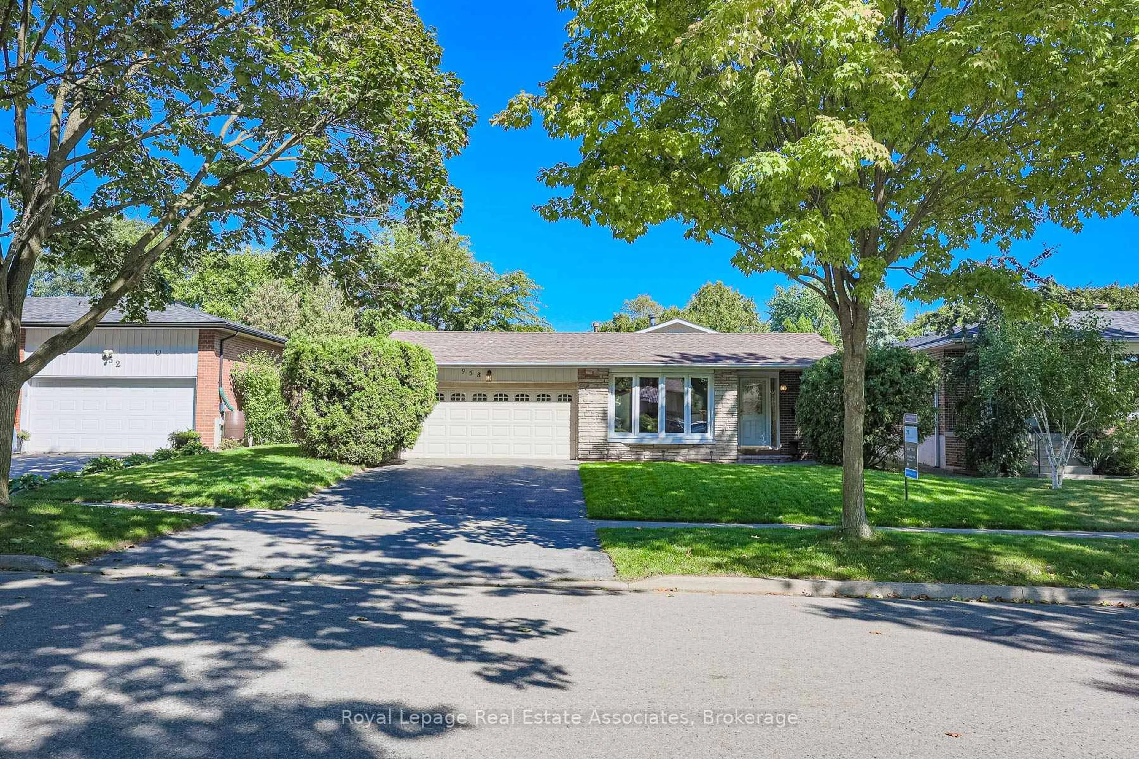 A pic from outside/outdoor area/front of a property/back of a property/a pic from drone, street for 958 Fletcher Valley Cres, Mississauga Ontario L5J 2X7