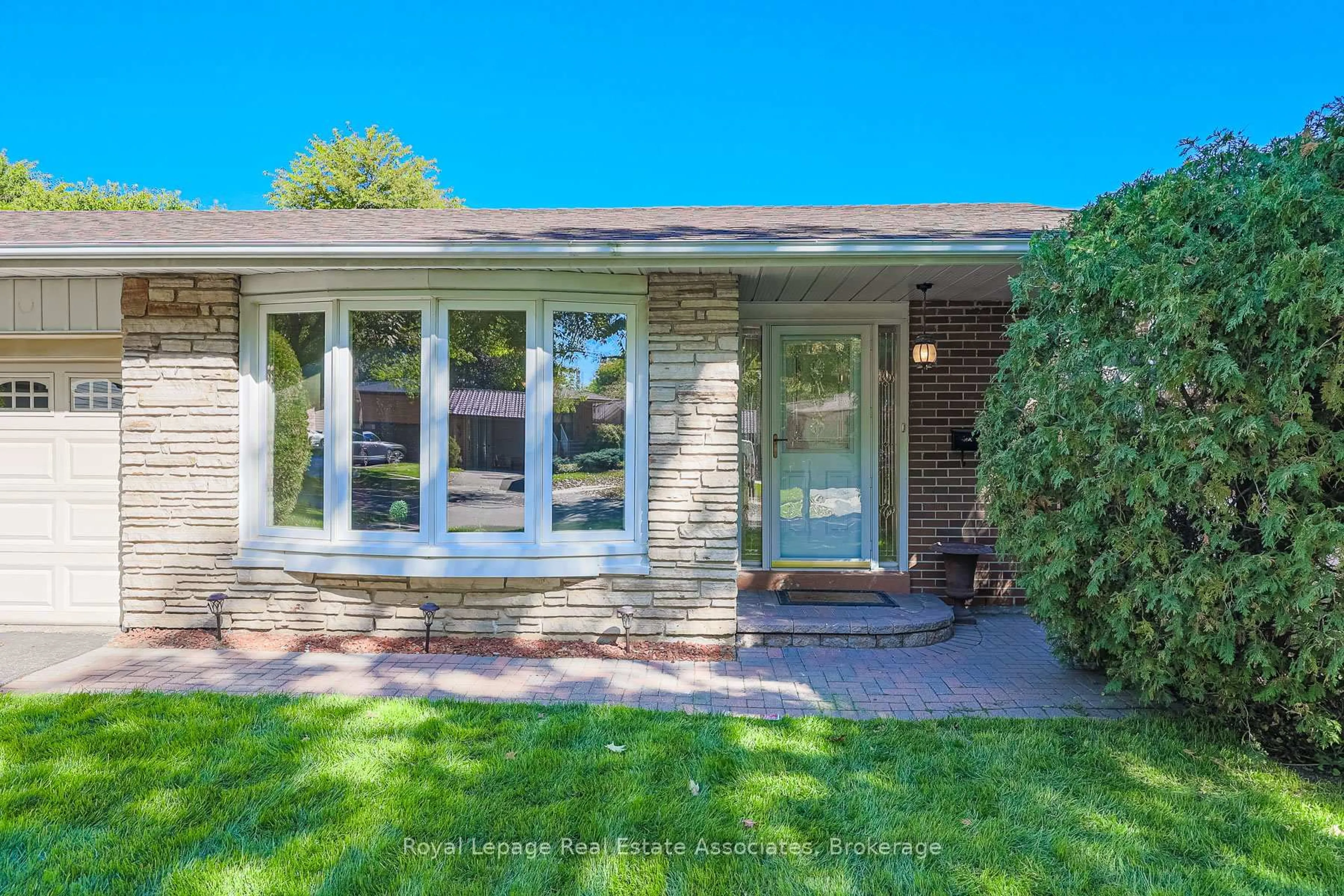 Home with brick exterior material, street for 958 Fletcher Valley Cres, Mississauga Ontario L5J 2X7