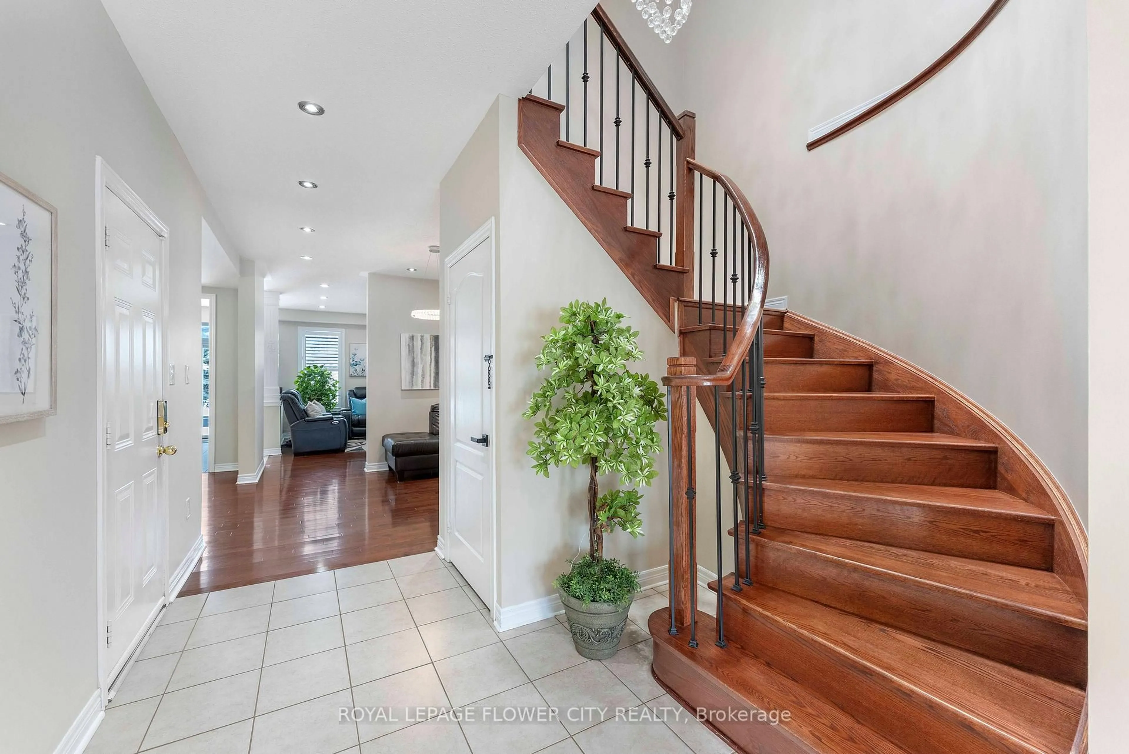 Indoor entryway for 91 ABITIBI LAKE Dr, Brampton Ontario L6R 0V7