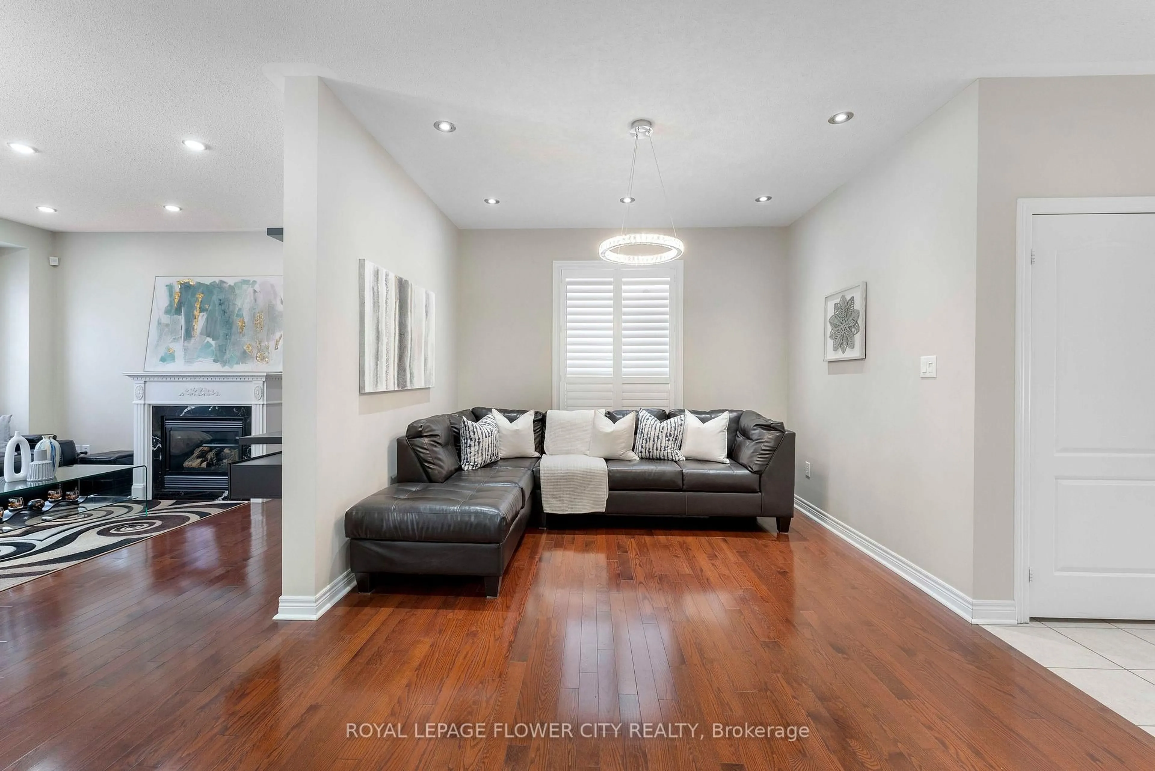 Living room with furniture, unknown for 91 ABITIBI LAKE Dr, Brampton Ontario L6R 0V7