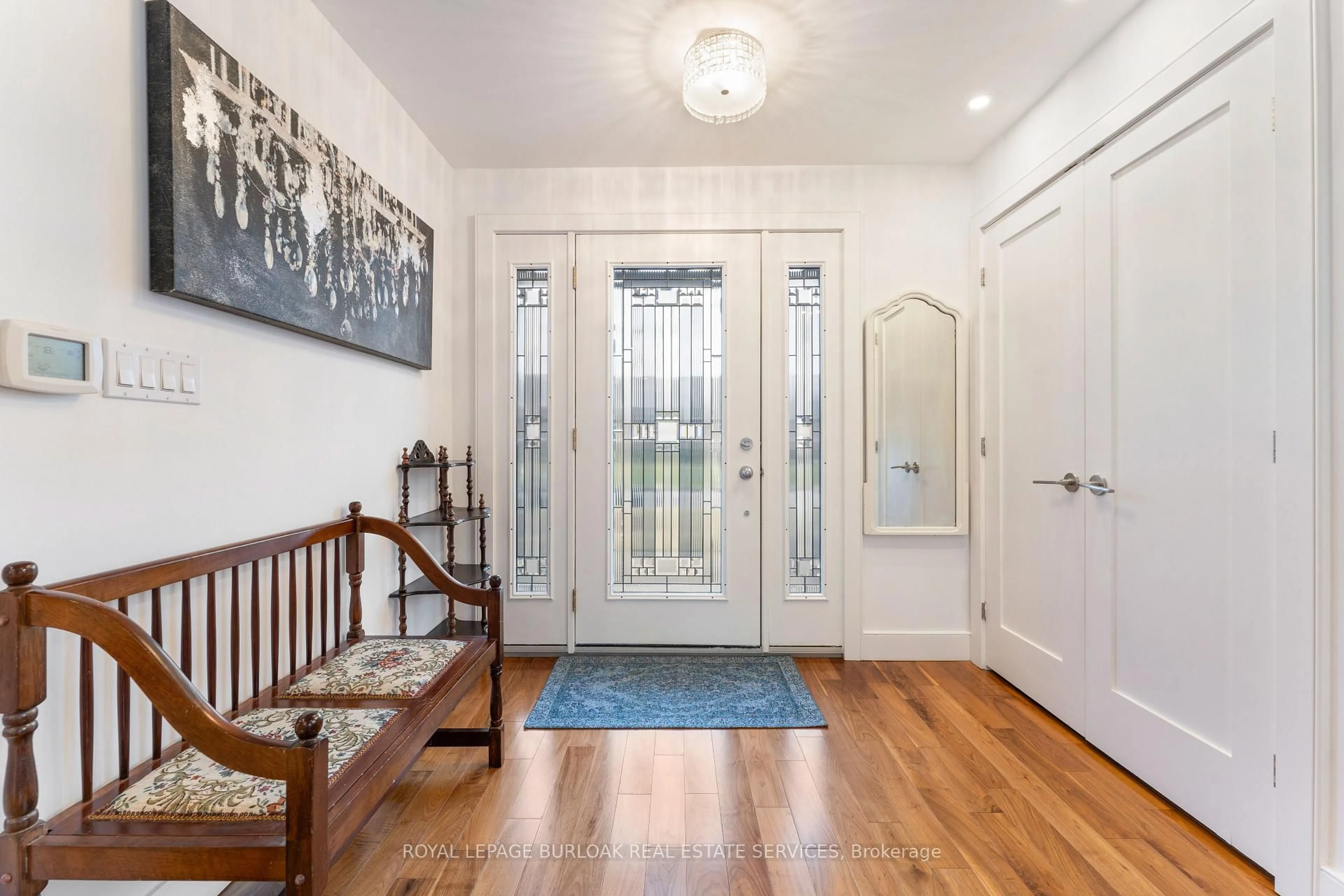 Indoor entryway for 519 Regina Dr, Burlington Ontario L7S 1L7